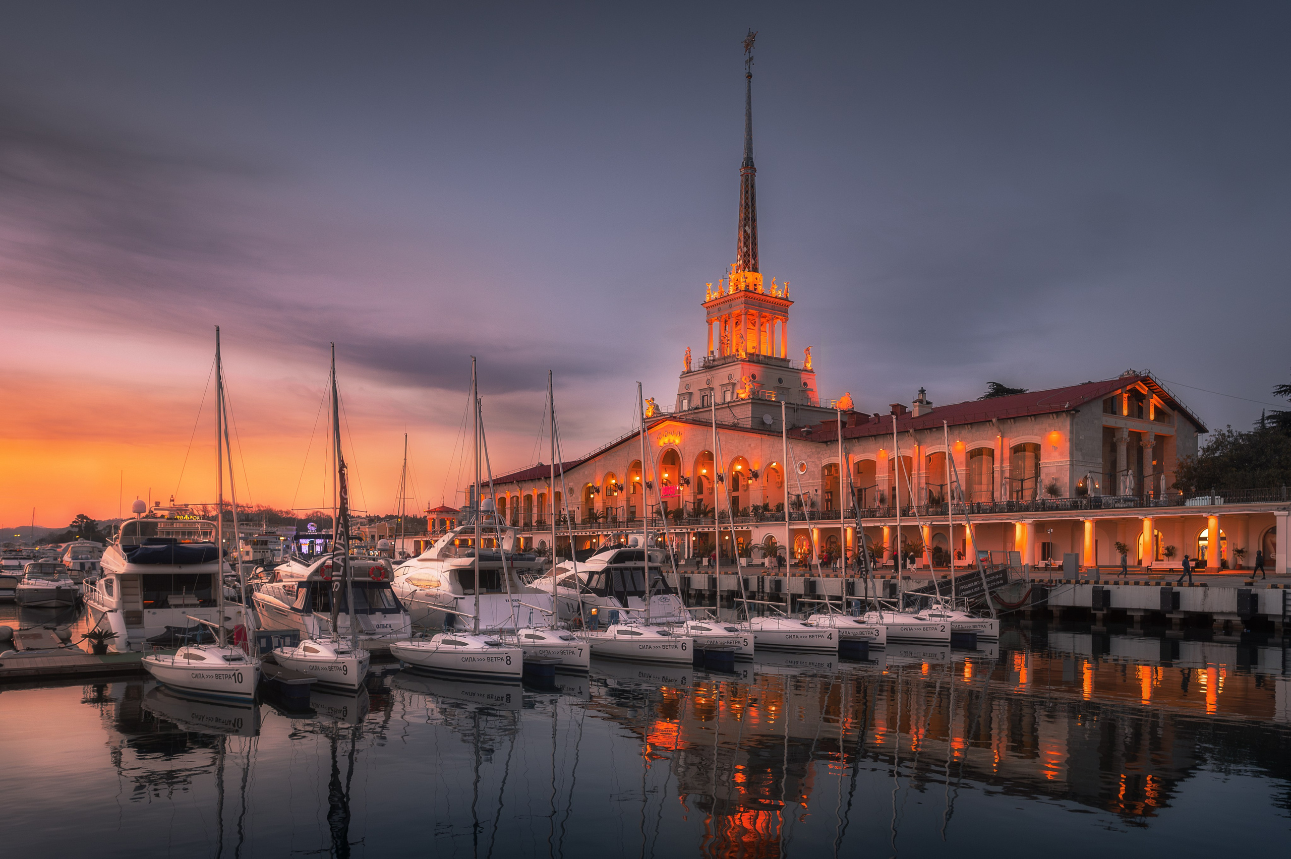 Морской вокзал в Сочи на закате