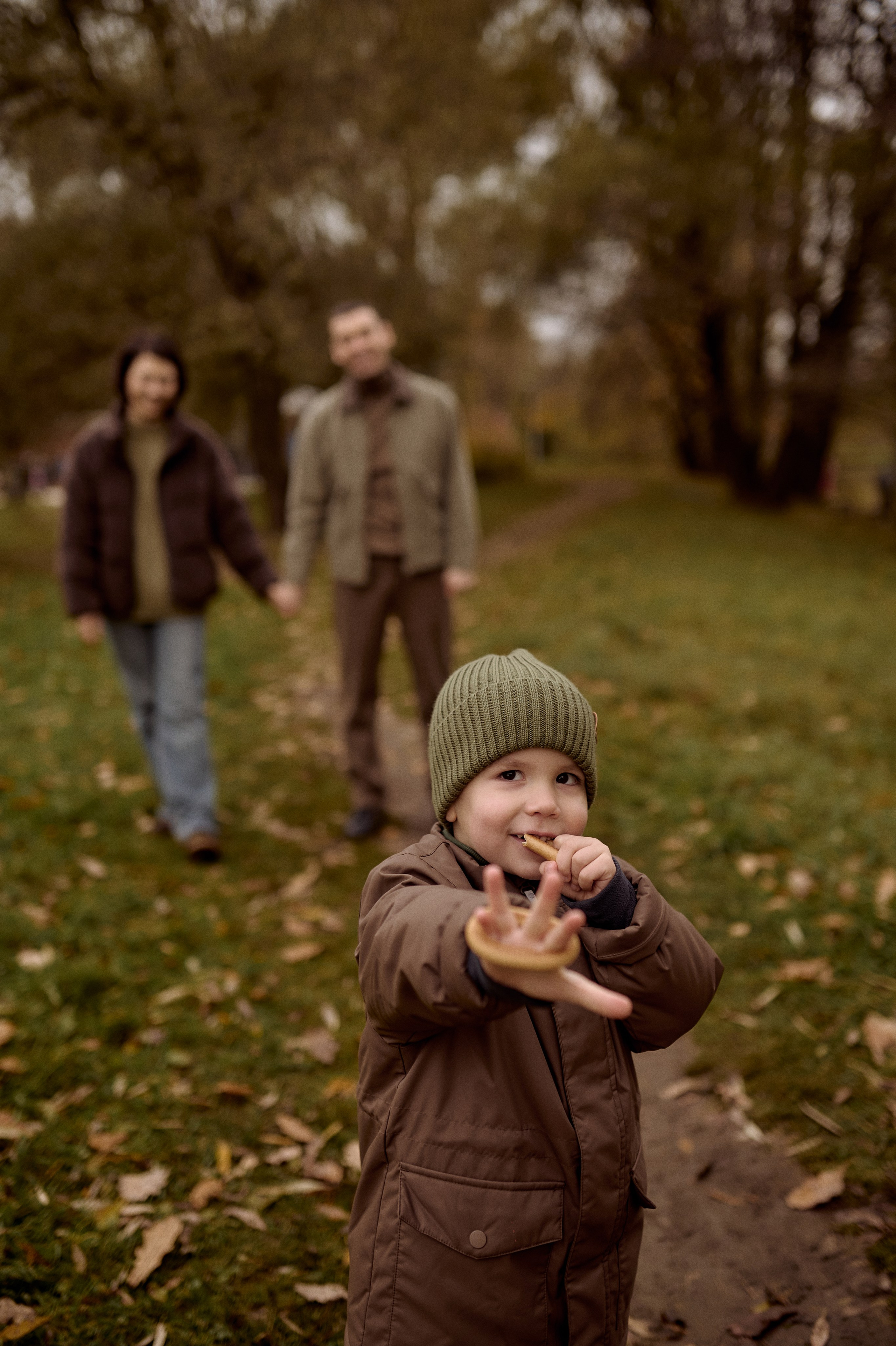Вова, Юля и Максим в осеннем парке. Семейный и свадебный lifestyle-фотограф в Москве Мария Петрова