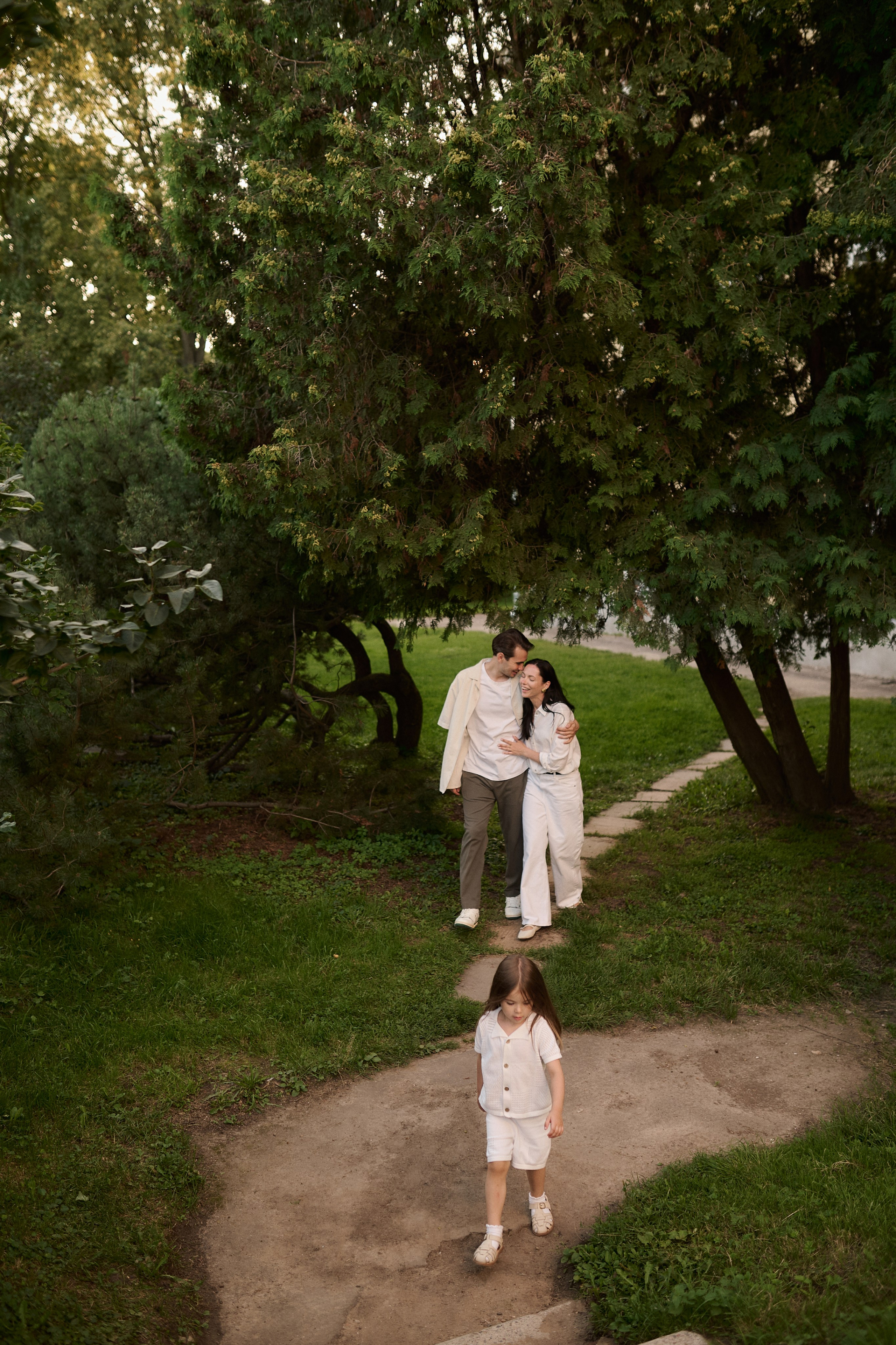 Рохус, Юля и Оливия в парке Останкино. Семейный и свадебный lifestyle-фотограф в Москве Мария Петрова