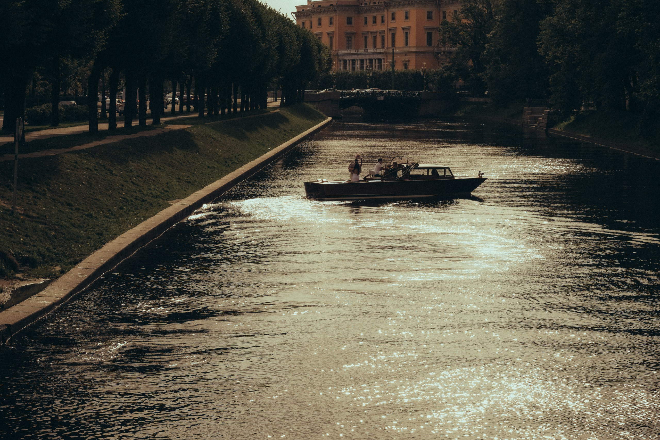 СВАДЕНБНАЯ СЬЕМКА НА КАТЕРЕ ПО КАНАЛАМ САНКТ-ПЕТЕРБУРГА И В АКВАТОРИИ НЕВЫ. Профессиональный фотограф, Санкт-Петербург — Виктория Богомолова