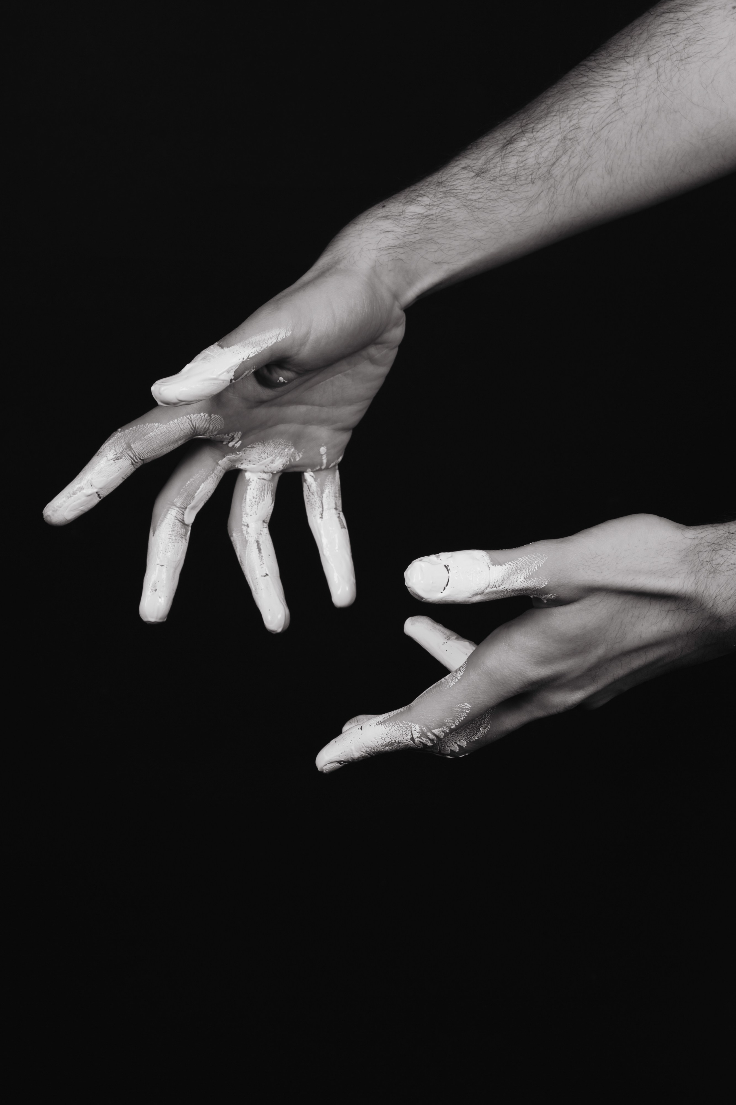 Эмоции. Краска и красные нити. Мари — фотограф и видеограф из Москвы