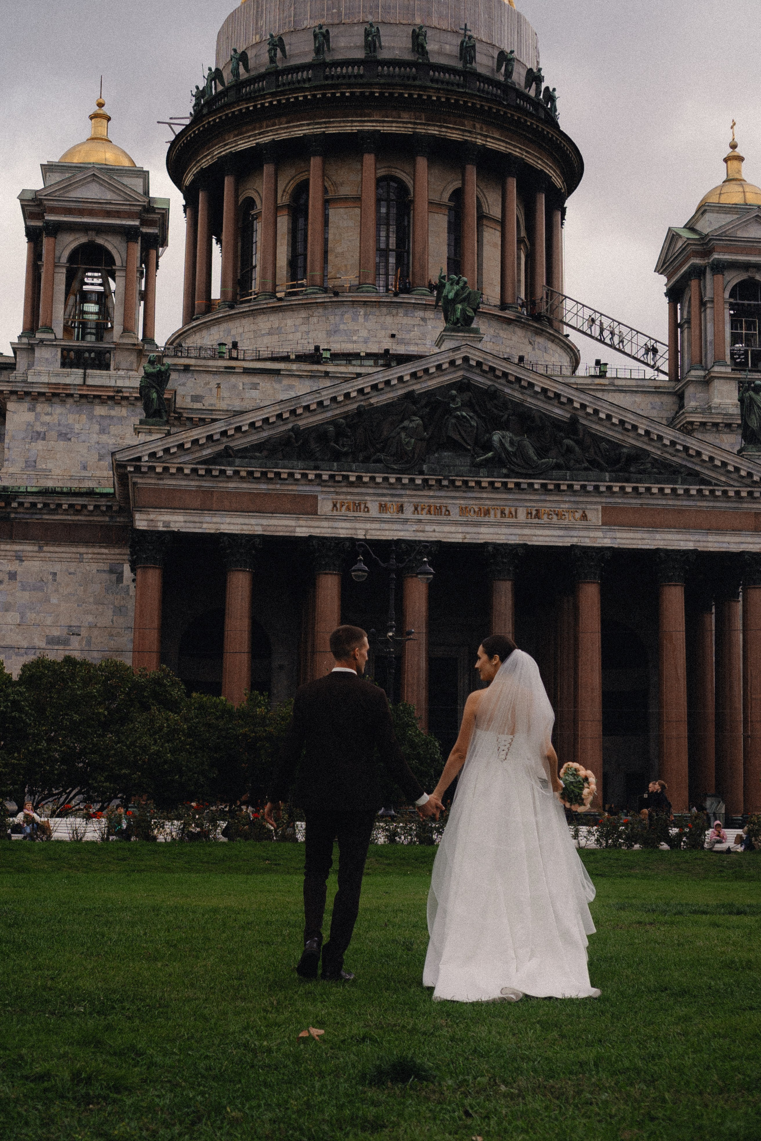 СВАДЕБНАЯ ПРОГУЛКА В САНТК-ПЕТЕРБУРГЕ (ИСАКИЕВСКИЙ СОБОР, ЗИМНЯЯ КАНАВКА, ЭРМИТАЖ И БОЛЬШАЯ МОРСКАЯ УЛИЦА). Профессиональный фотограф, Санкт-Петербург — Виктория Богомолова