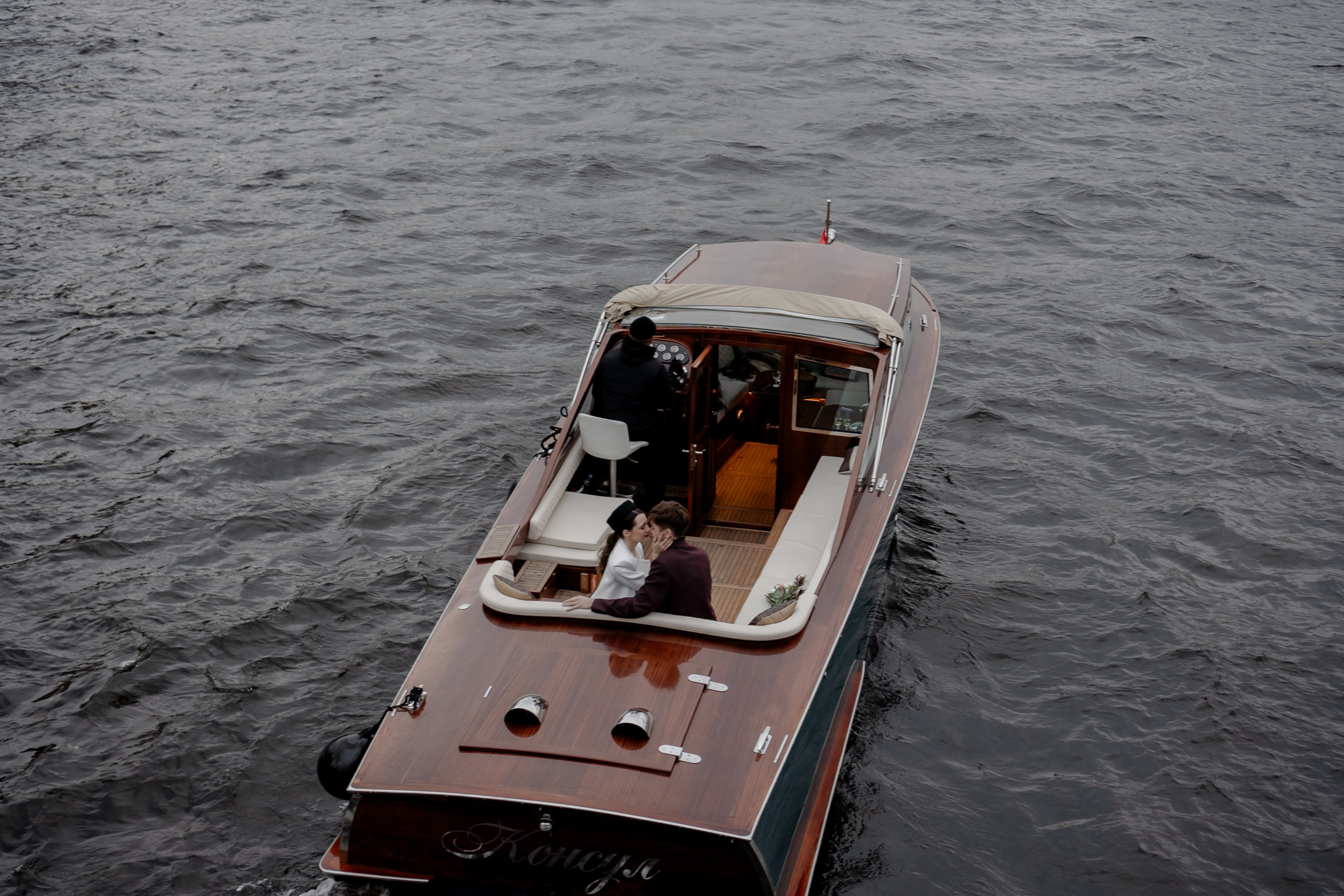 СВАДЕНБНАЯ СЬЕМКА НА КАТЕРЕ ПО КАНАЛАМ САНКТ-ПЕТЕРБУРГА И В АКВАТОРИИ НЕВЫ. Профессиональный фотограф, Санкт-Петербург — Виктория Богомолова