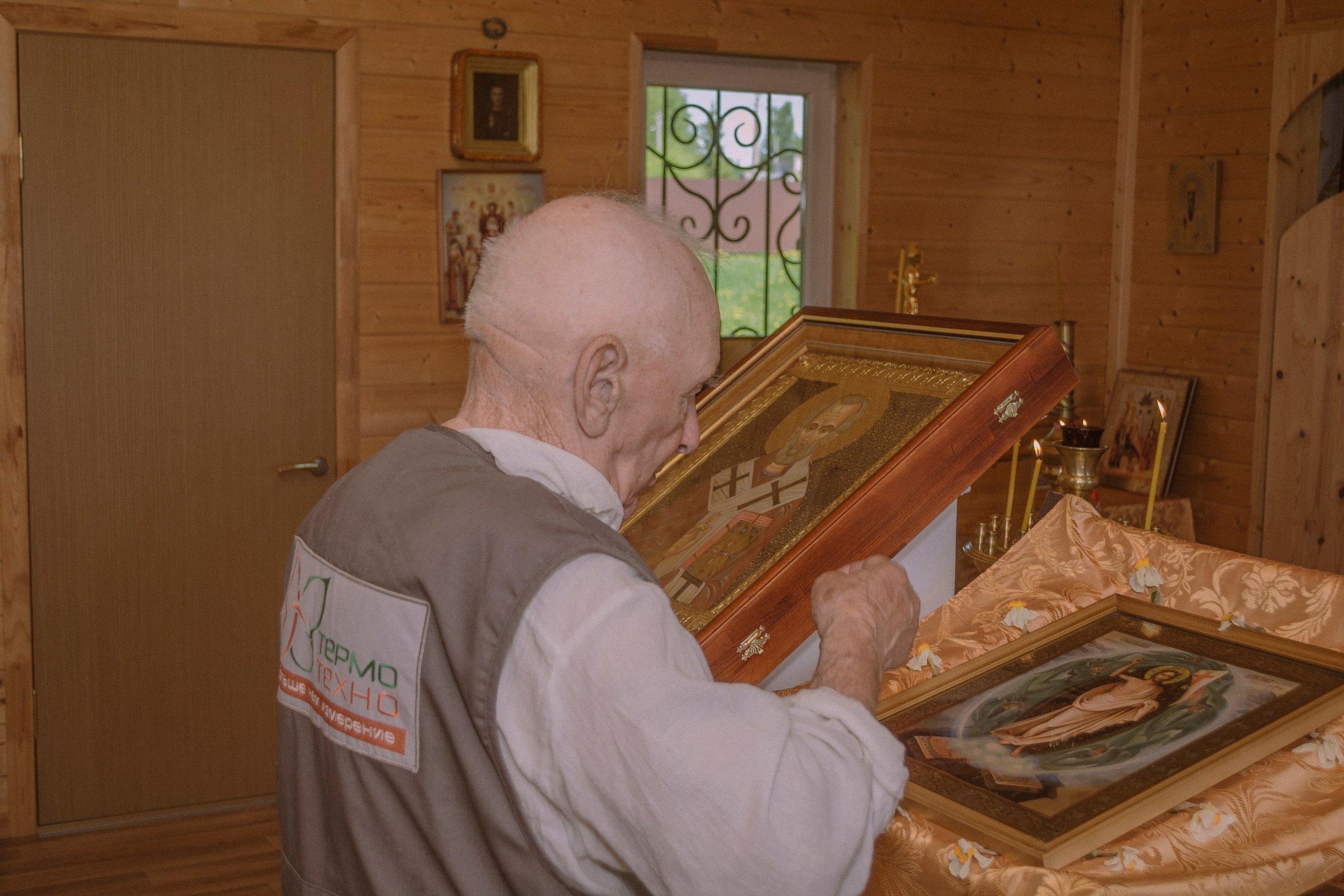 Крещение Василисы в храме Николая Чудотворца в д. Старый погост. Фотограф Евгений Егоров