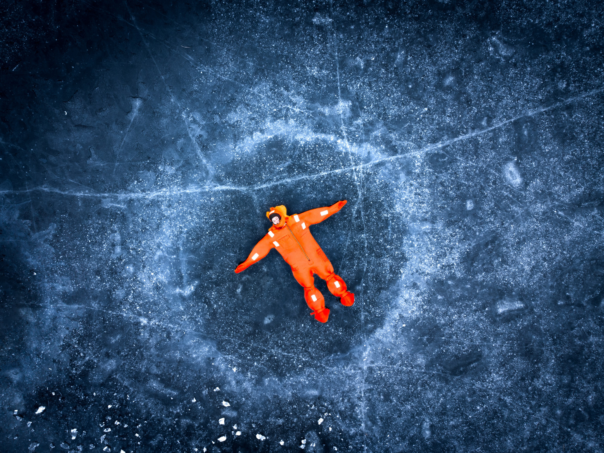 Люди купаются среди льдин, в спасательных оранжевых термо костюмах, айс флоатинг Ярославль