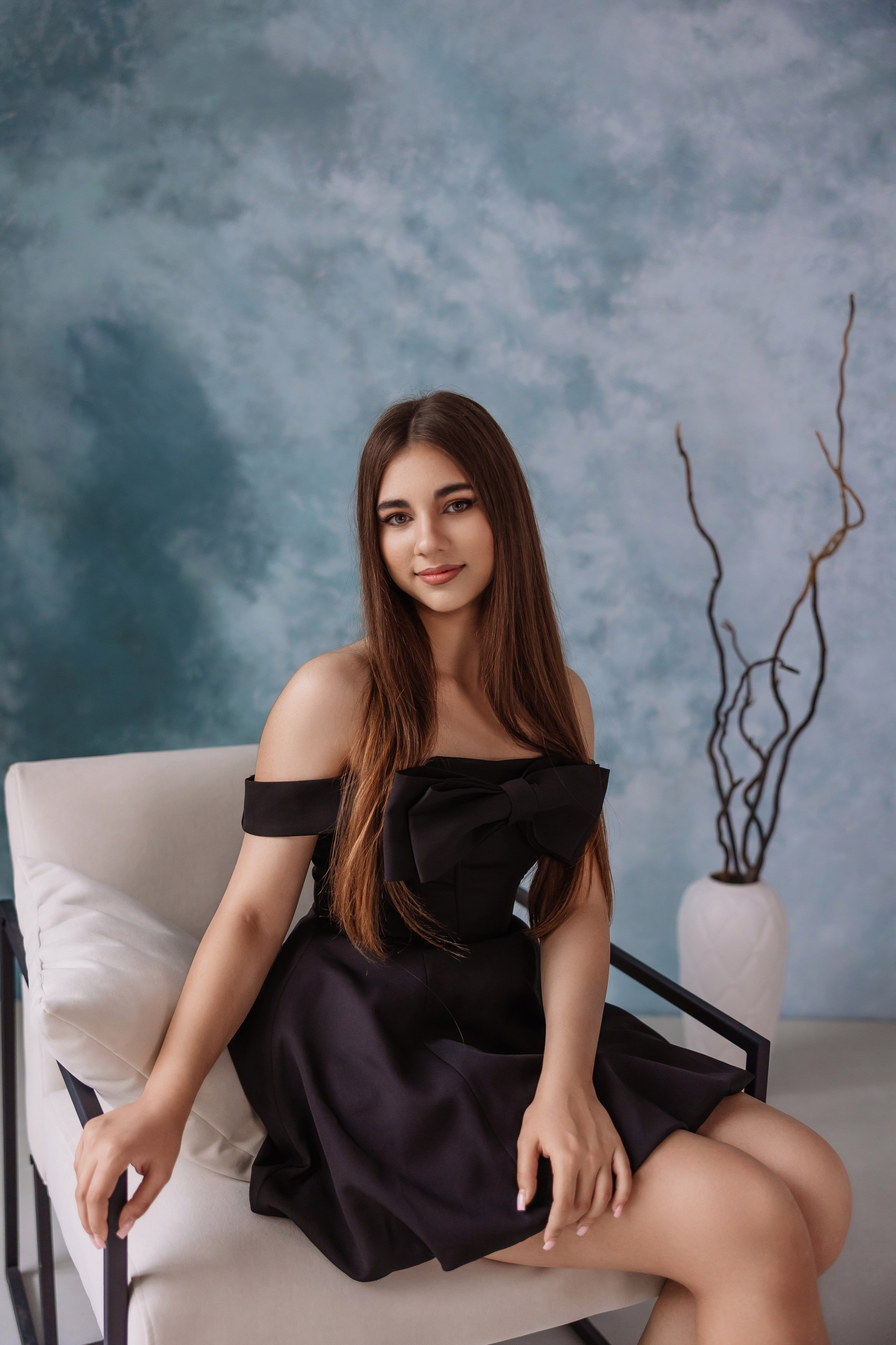 Фотография красивой девушки на голубом фоне