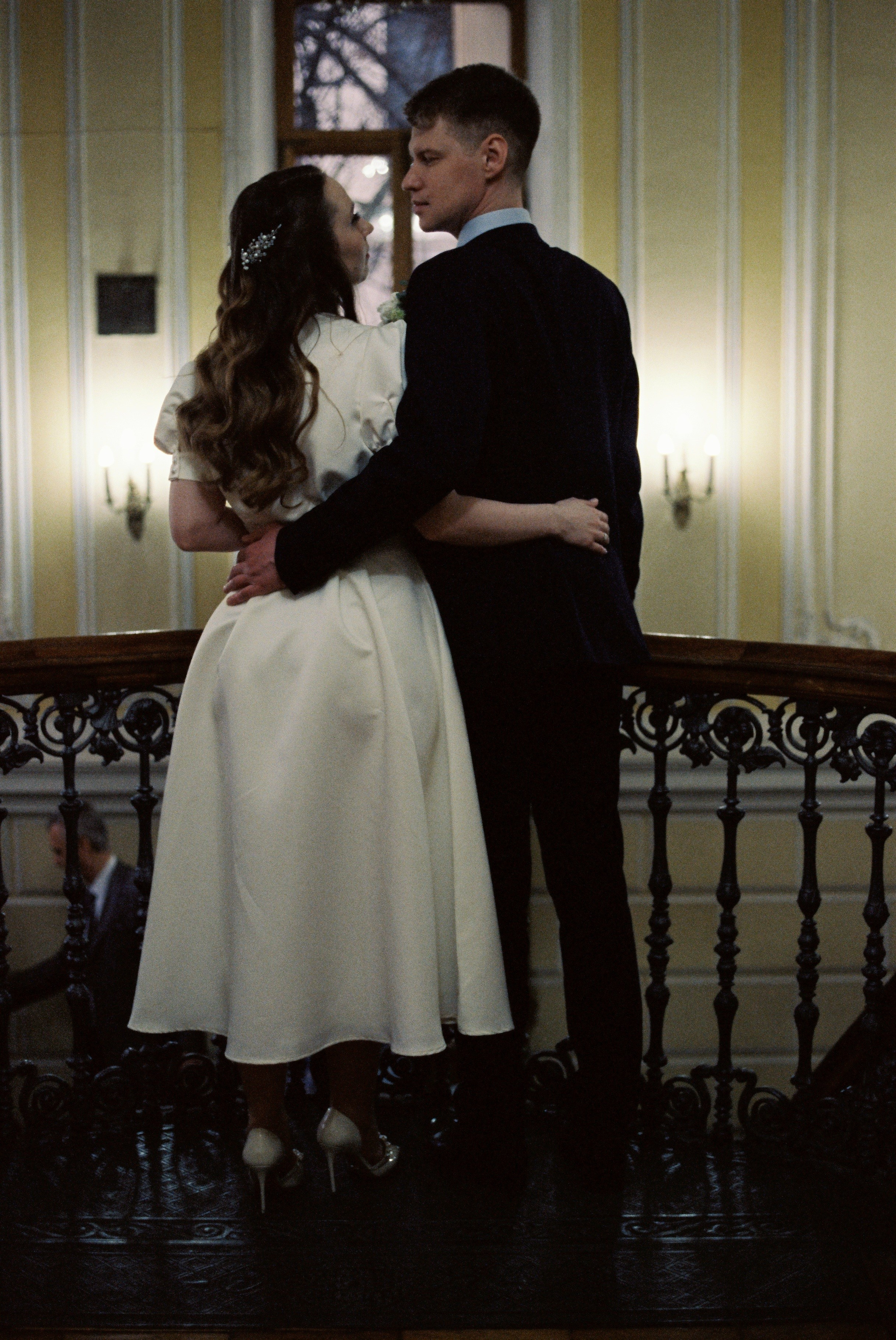 Искренние эмоции на свадьбе. Невеста смеется, держа букет цветов. Репортажная съемка на пленку. фотограф Москва. свадебный фотограф. пленка Fuji Pro 400H.