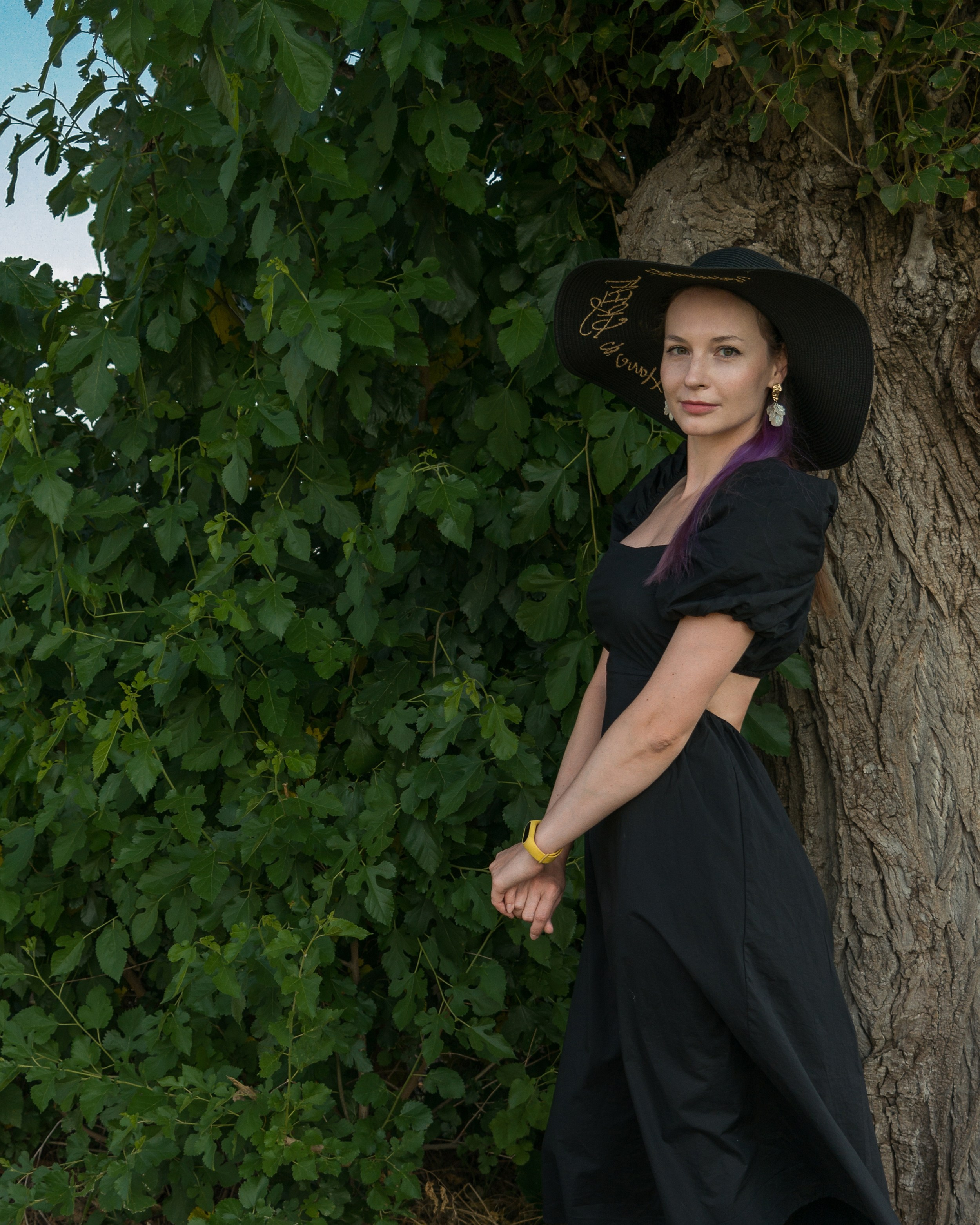 Прокат образа для фотосессии на улице в Краснодаре: черное длинное платье и черная шляпа с широкими полями