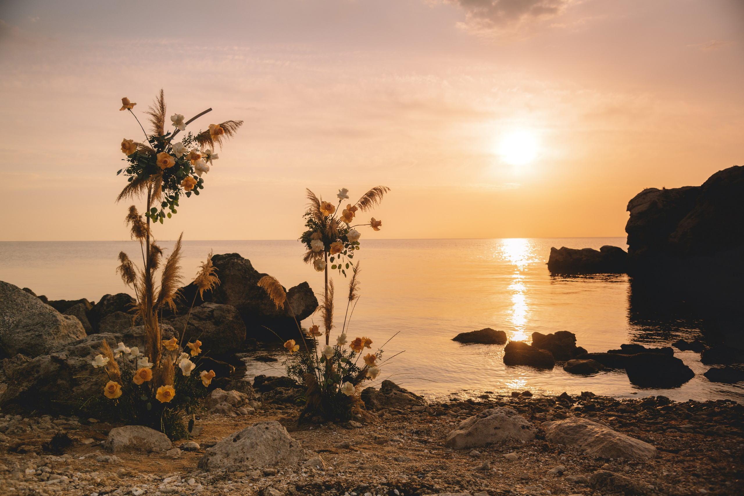 Свадебная фотосессия в Щелкино ,Бухта Космонавтов. Выездная церемония на берегу моря Крым. Свадебный и семейный фотограф и видеограф, Крым, Москва, Санкт -Петербург