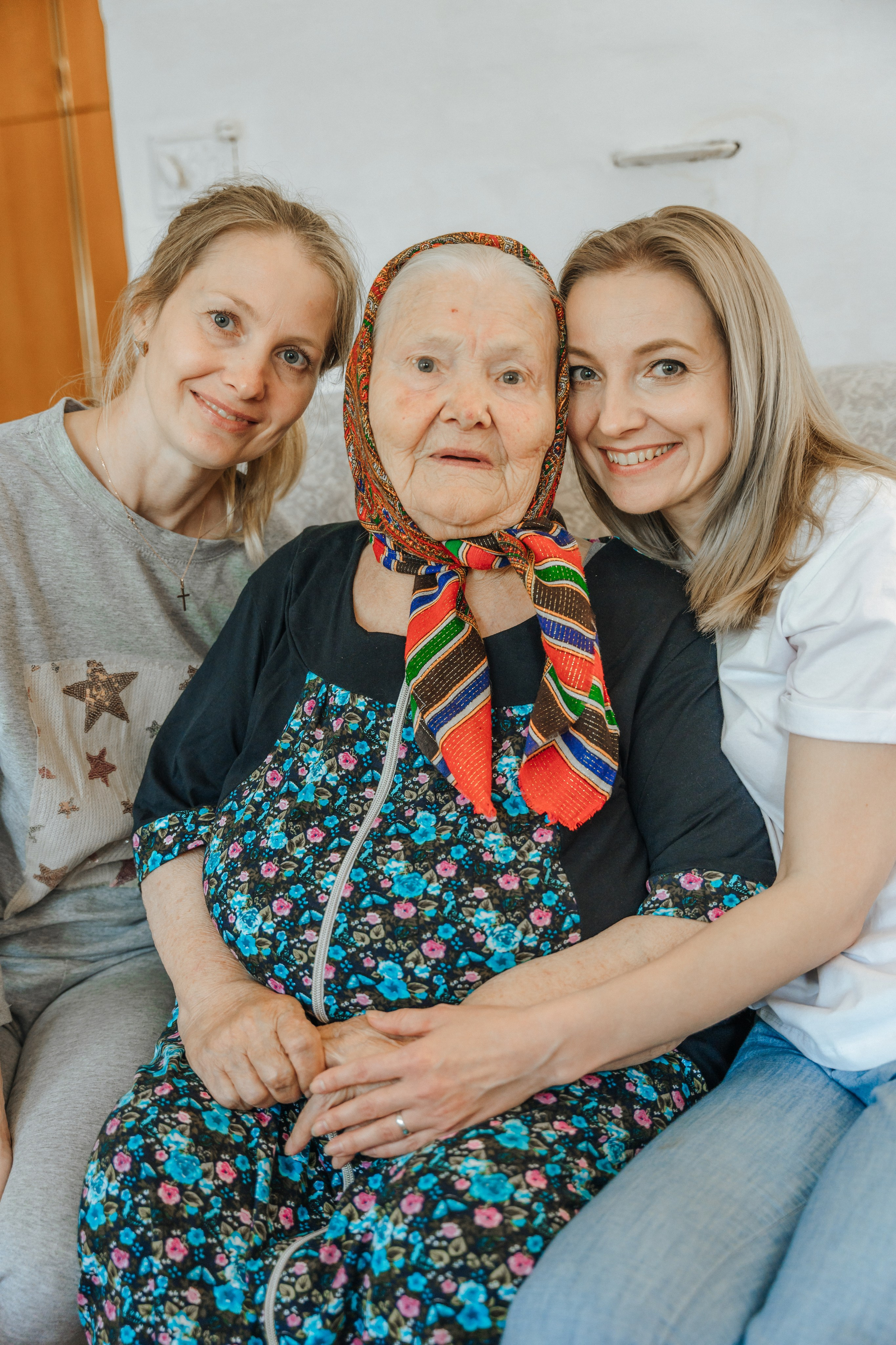 Связь поколений. А у дедушки с бабушкой юбилей