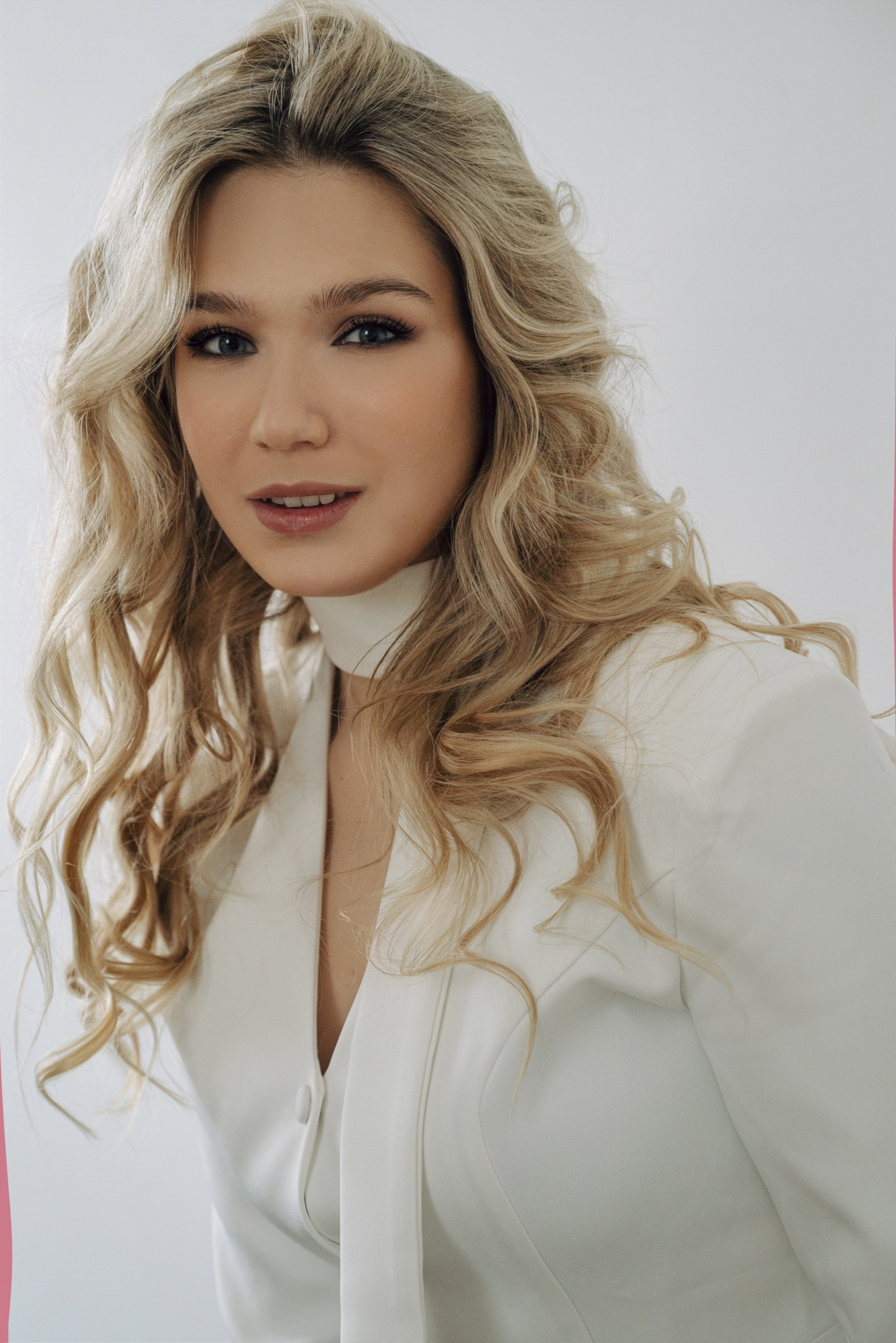 Студийная фотосессия в москве. Карина Эмильевна |Фотограф в Москве | Женский и семейный фотограф. Съемки под ключ для ваших брендов