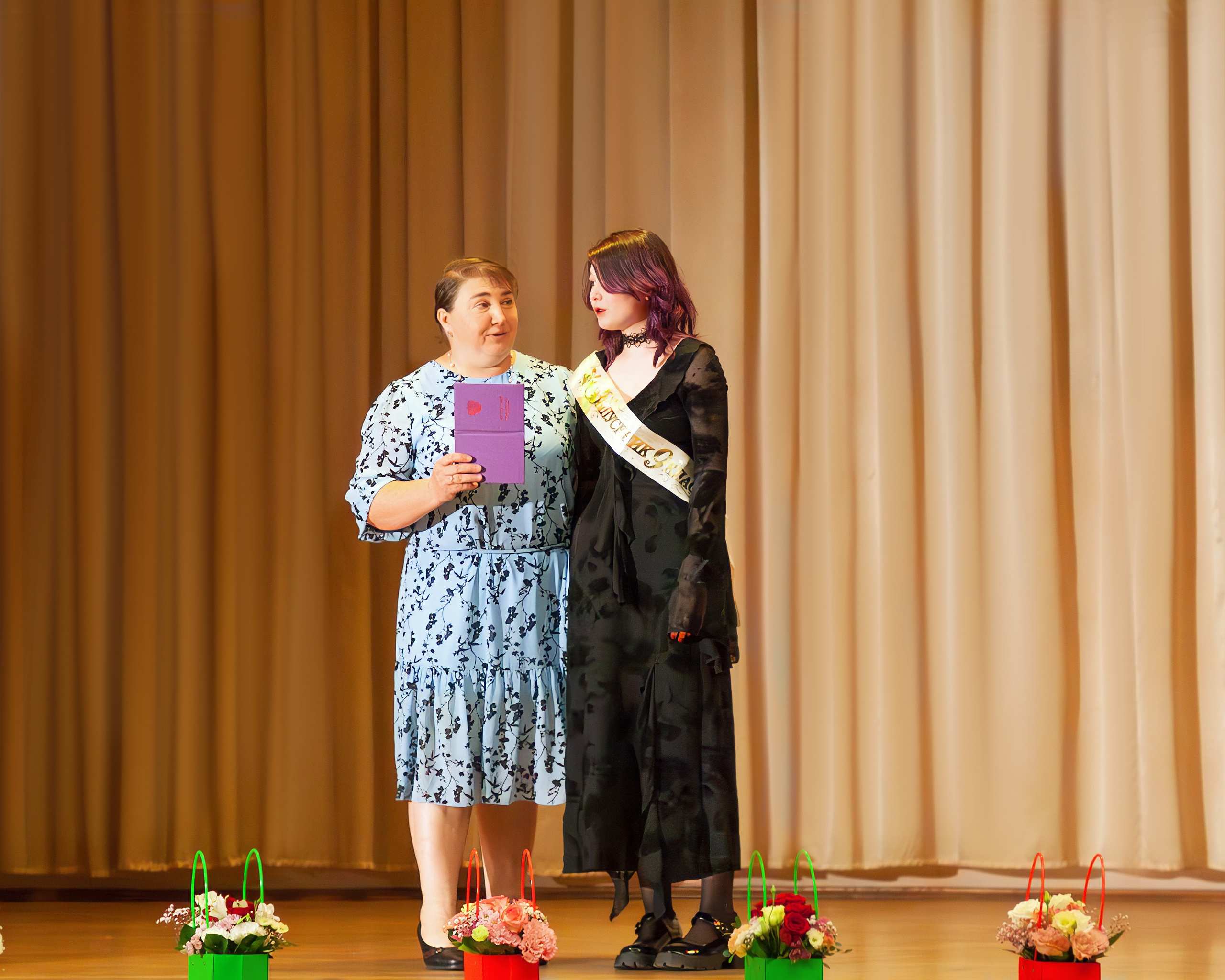 498 школа вручение дипломов, 2024. Выпускные альбомы и школьный фотограф в Подольске, Троицке, Щербинке, Москве и Московской области