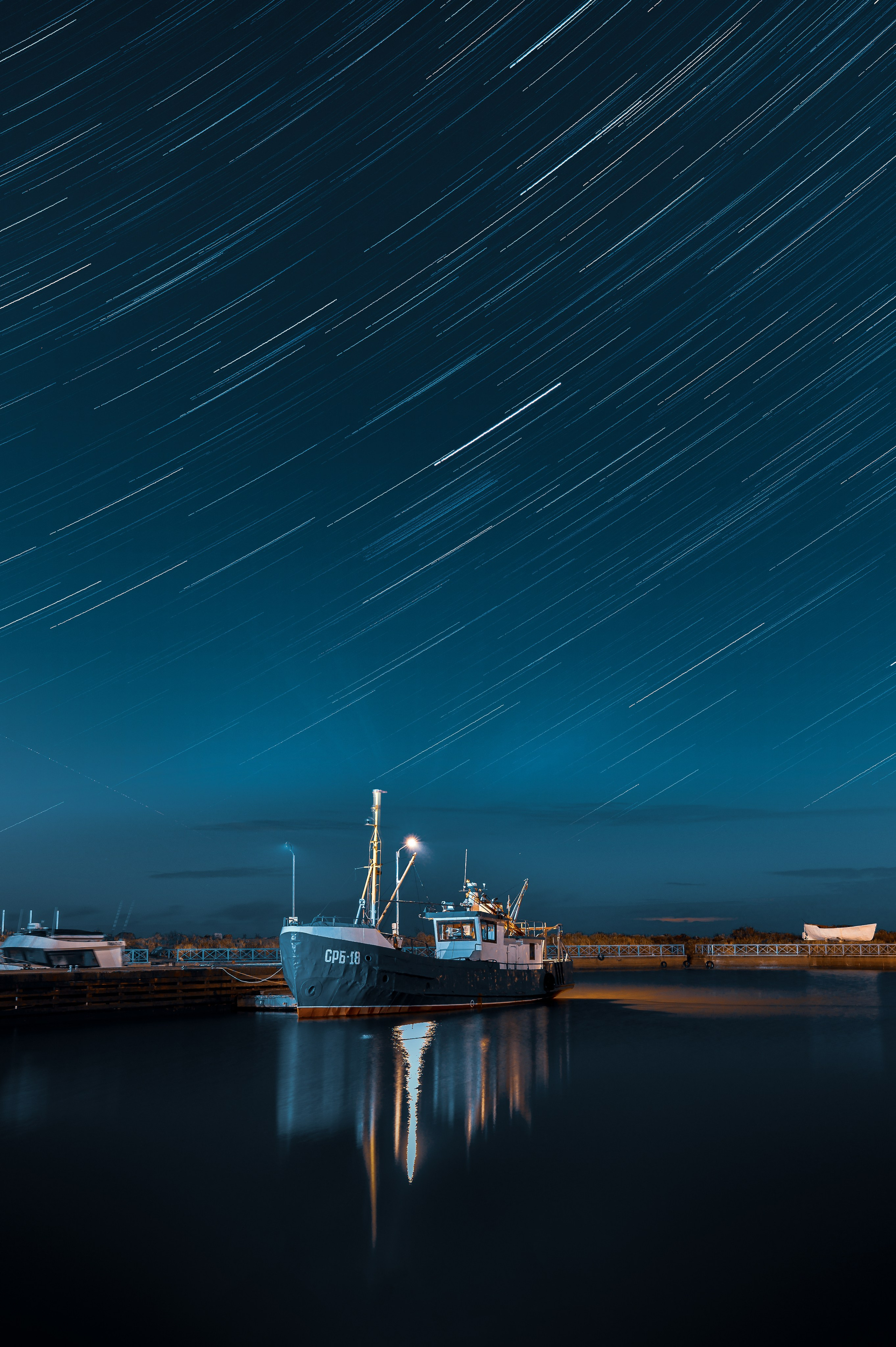  Ладожское Озеро. Рыболовецкий траулер в порту звёздные следы длинная выдержка синее ночное небо отражение в воде атмосферная фотография Ev.Rednix Санкт-Петербург.