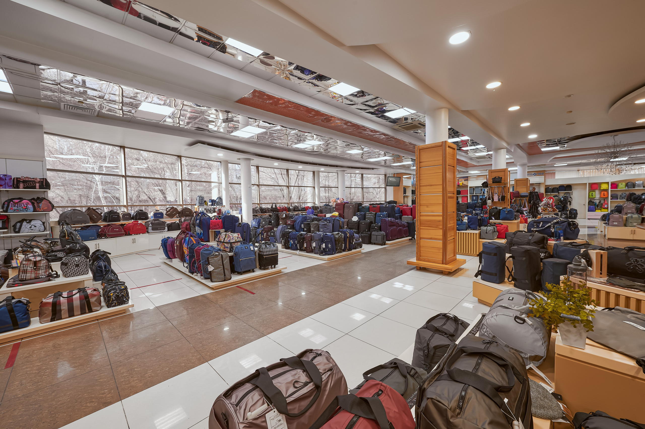 Портфолио по интерьерной и экстерьерной фотосъёмки: Мир Сумок — Правый берег. Фотограф Яковлев Роман — Красноярск