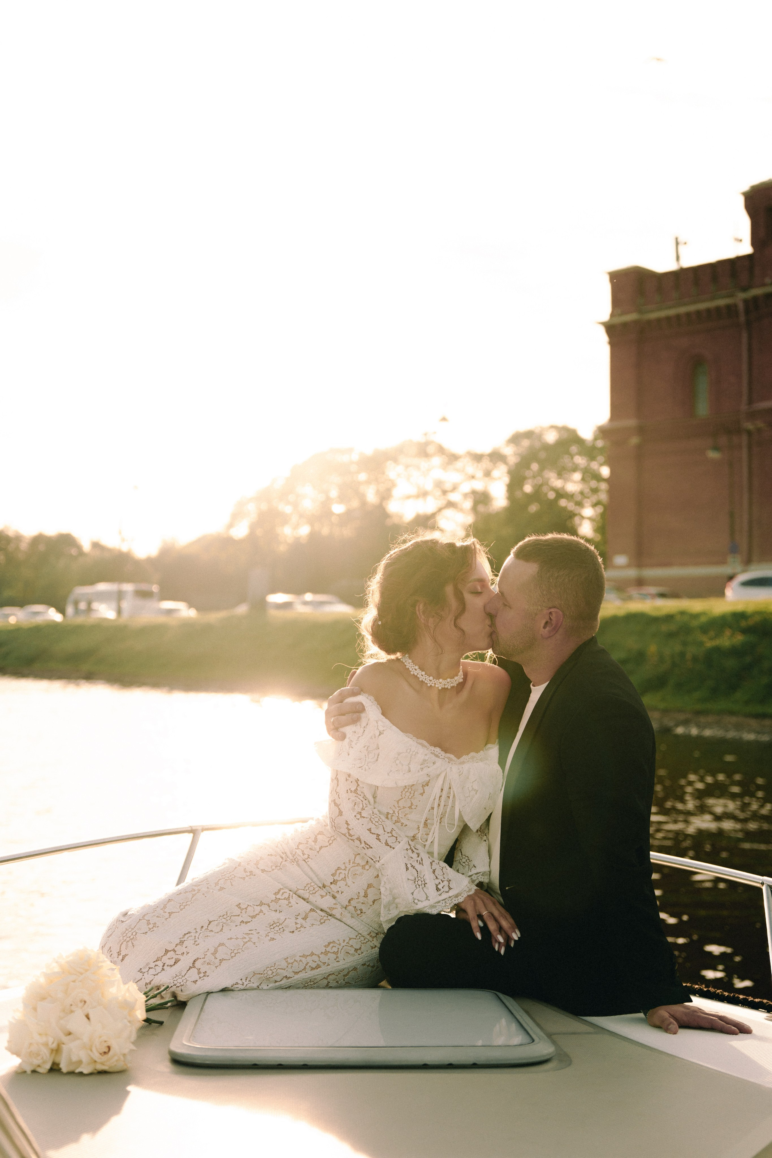 Свадебная фотосессия на катере. Свадебная фотосессия в Санкт-Петербурге.