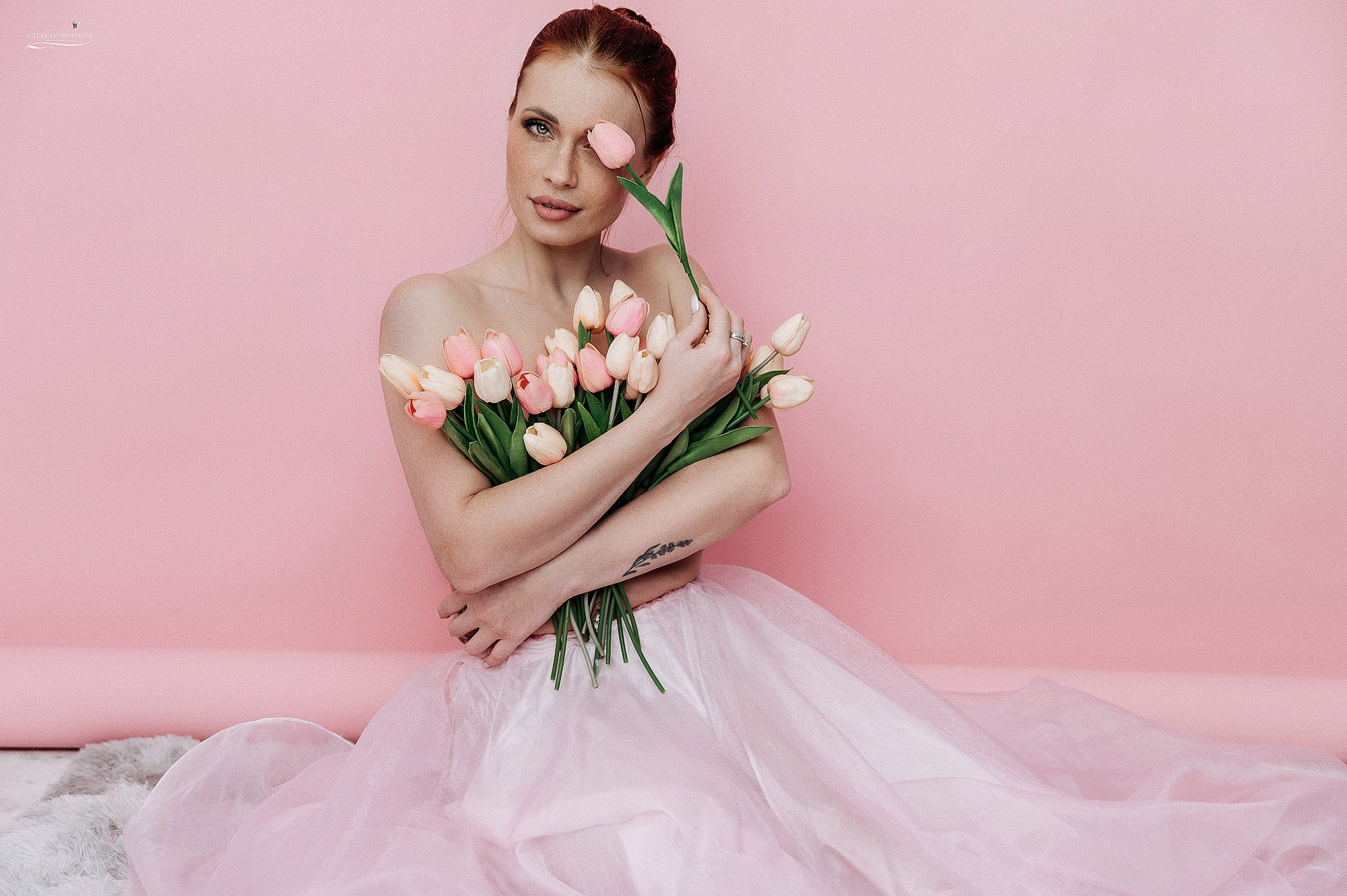 Девушка с тюльпанами топлес