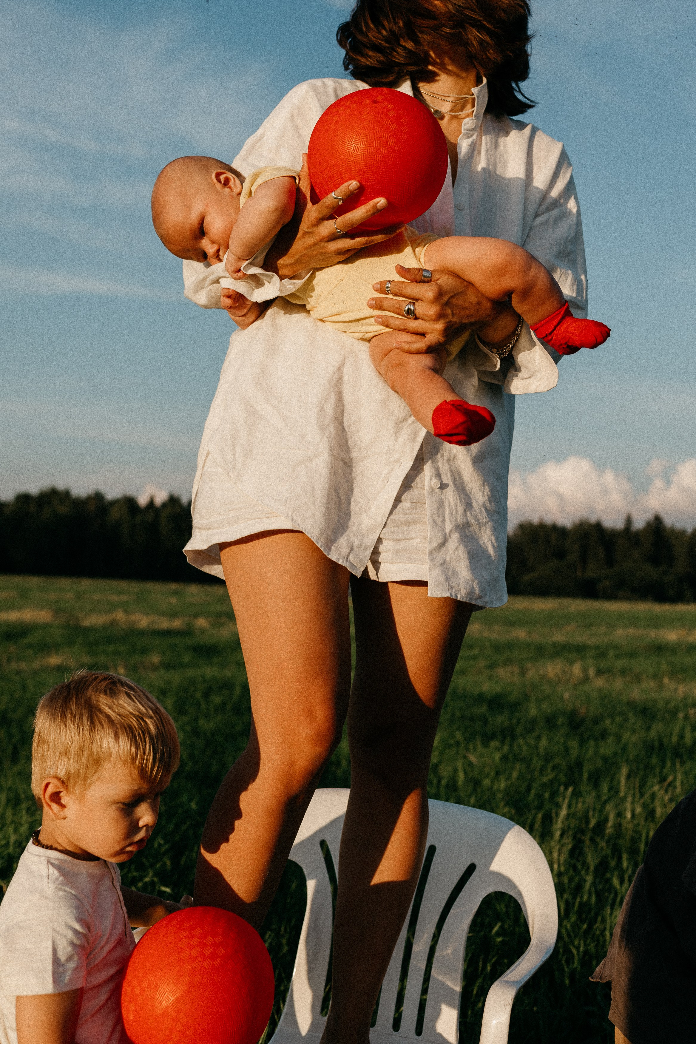 Фотосессия с красными мячами. Семейный фотограф Маша Тимофеева | Москва