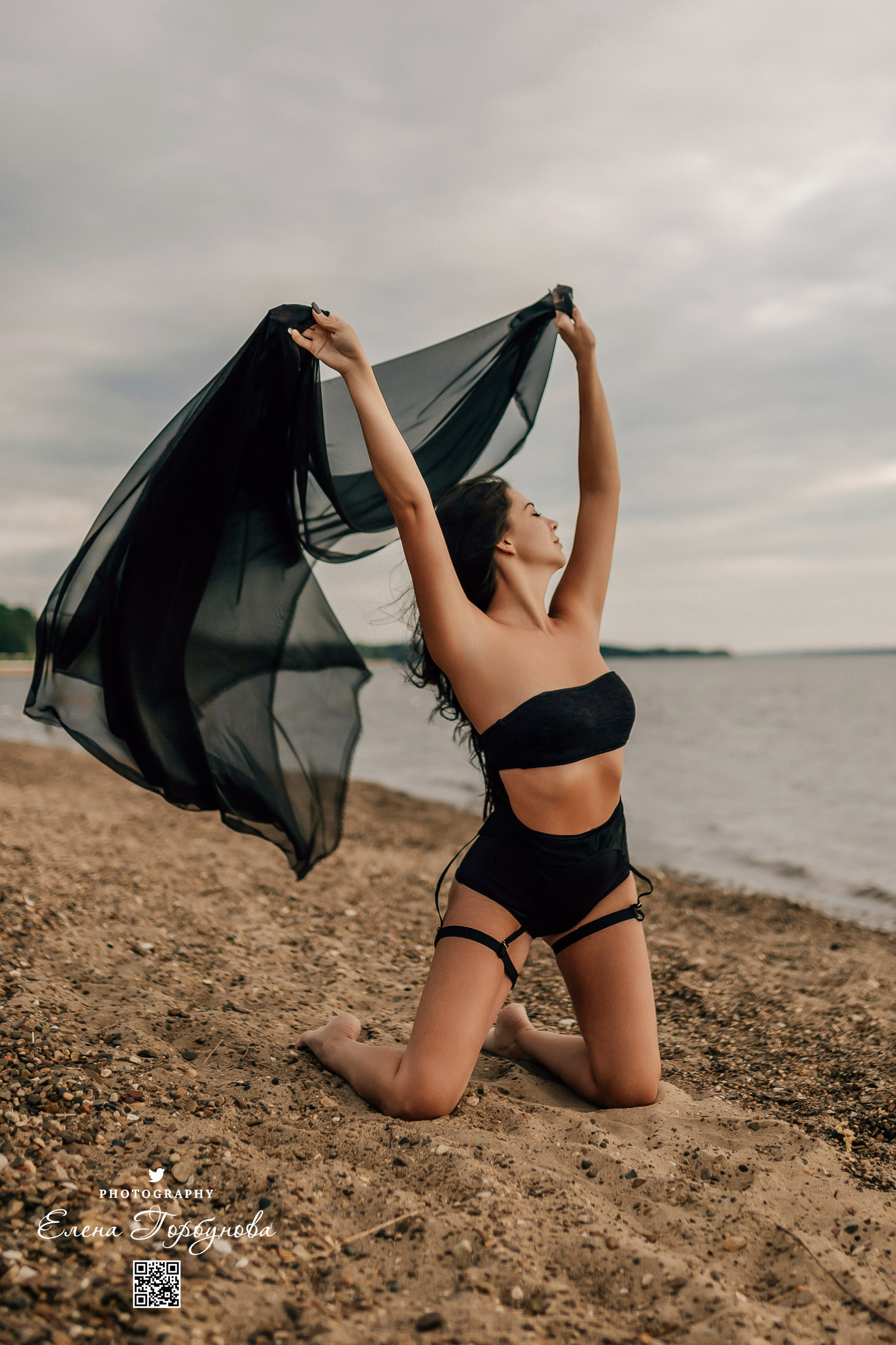 Черная серия с тканью. Набережная. Александра и Таисия. Июль 2025 г. Фотограф Пермь. Свадьбы. Семья и дети, школа, д. сад. Фотокниги