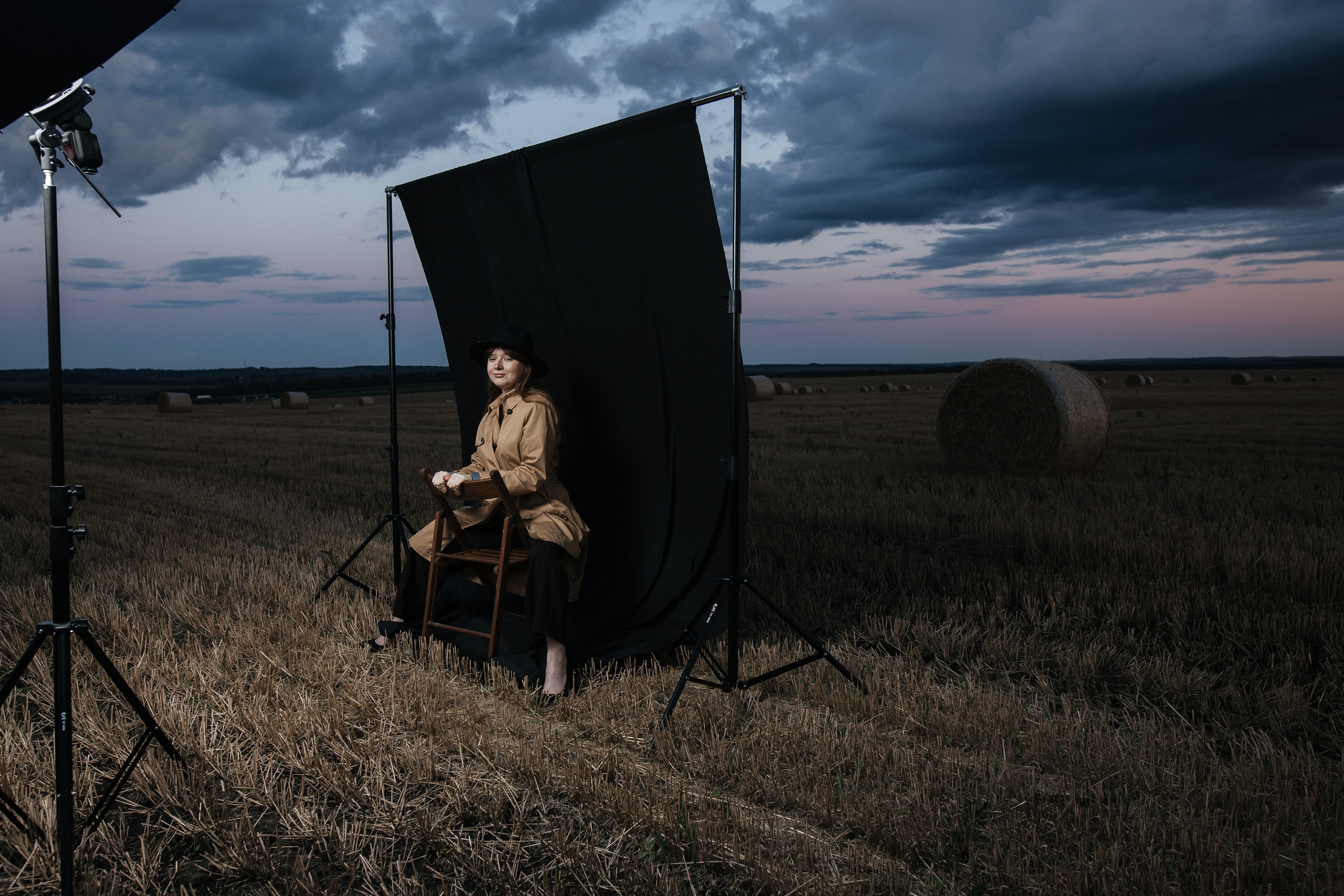 Фотосессия для девушки в вечернем поле перед дождем