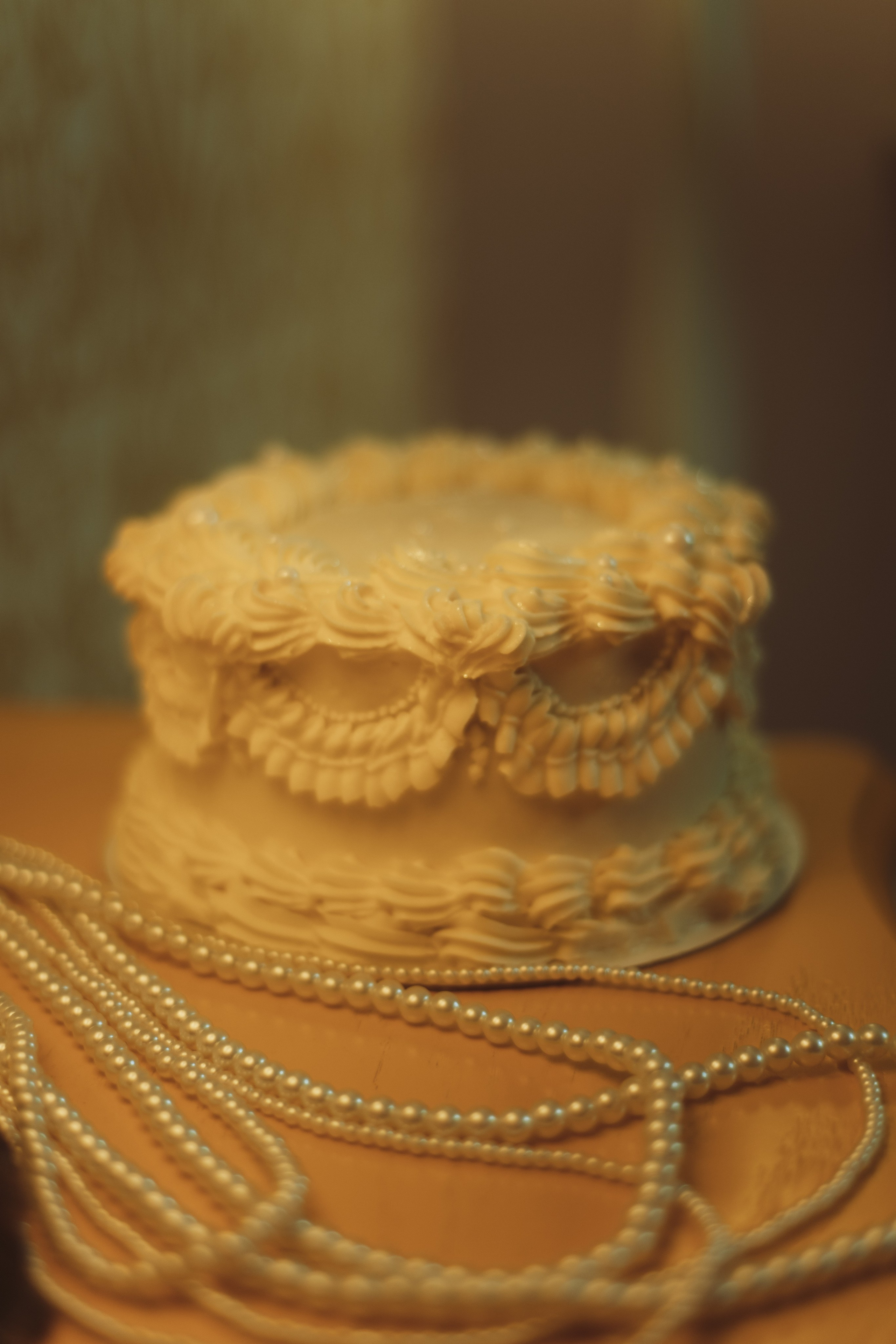 Свадебный торт и угощения на свадебном банкетном столе в Анапе: нарядные блюда и декор