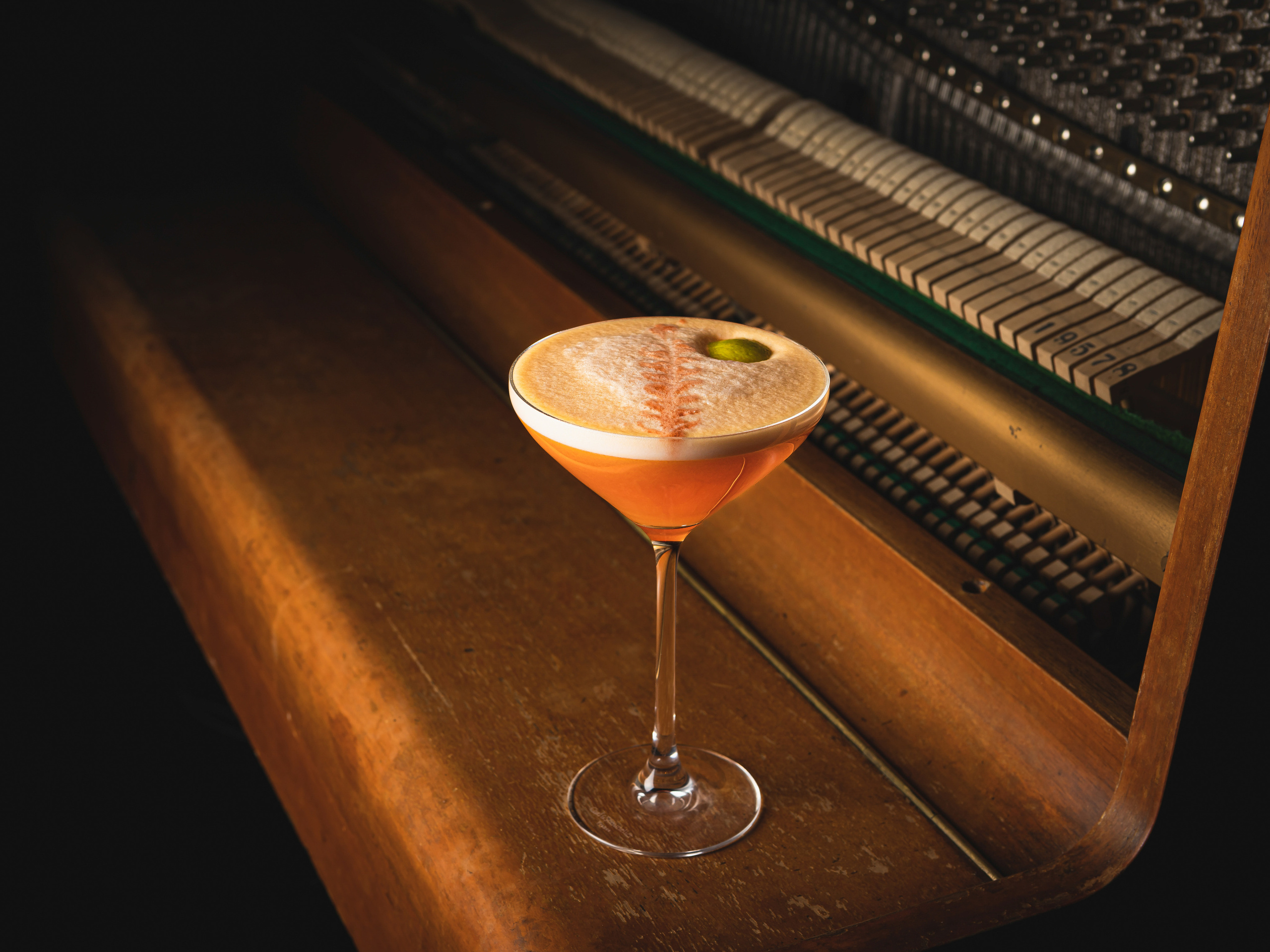 Джаз бар оранжевый коктейль на рояле . Евгения Морозова. Предметный коммерческий фуд фотограф. Москва.