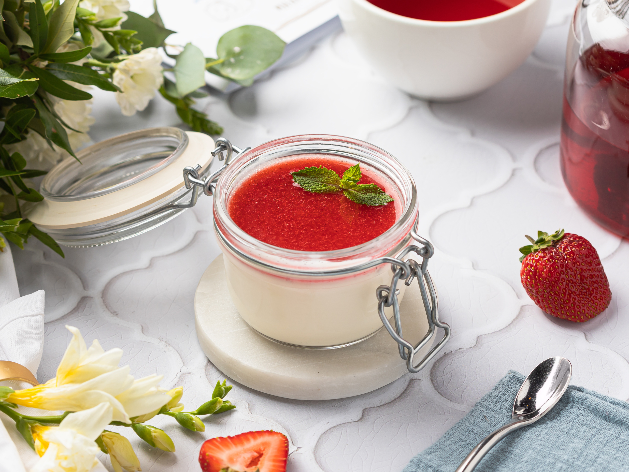 Клубничный десерт в баночке стилизация фото для меню фуд стайлинг цветы ягоды. Евгения Морозова. Предметный коммерческий фуд фотограф. Москва.