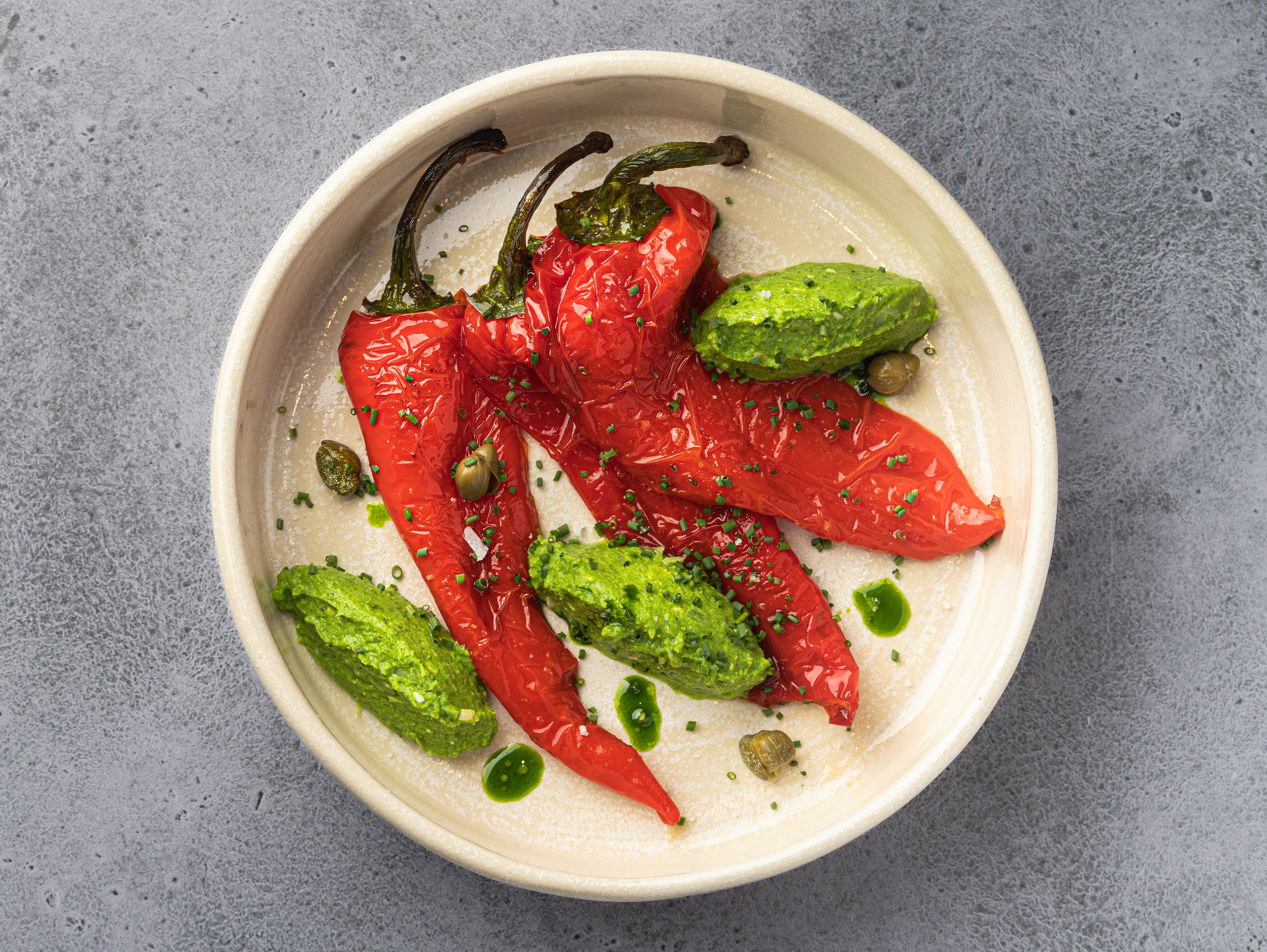 Красные перцы с зеленым соусом фото меню для ресторана. Евгения Морозова. Предметный коммерческий фуд фотограф. Москва.