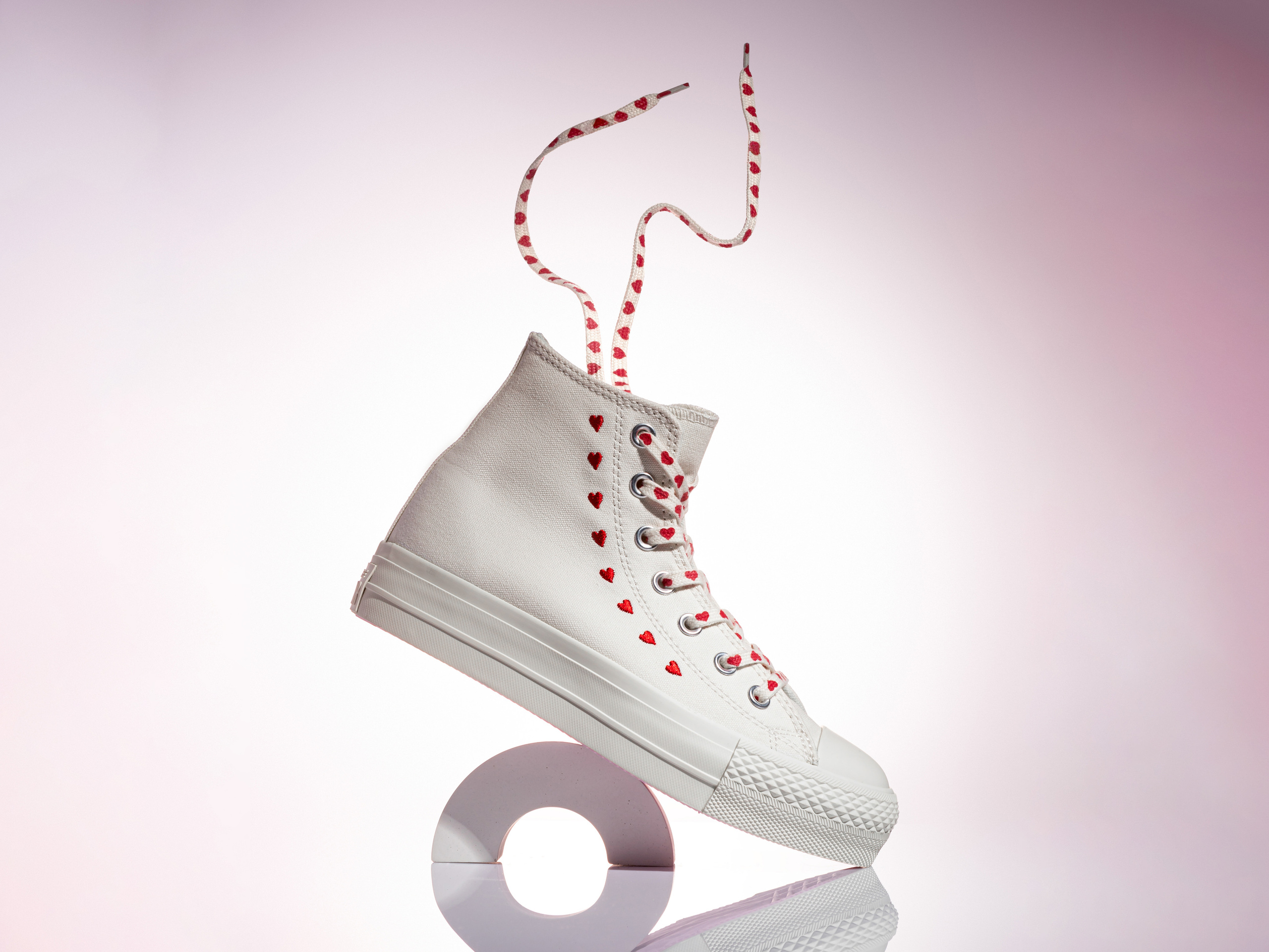 Крутая идея для фото обуви кеды конверт съемка на акриле предметная съемка летающие шнурки. Евгения Морозова. Предметный коммерческий фуд фотограф. Москва.