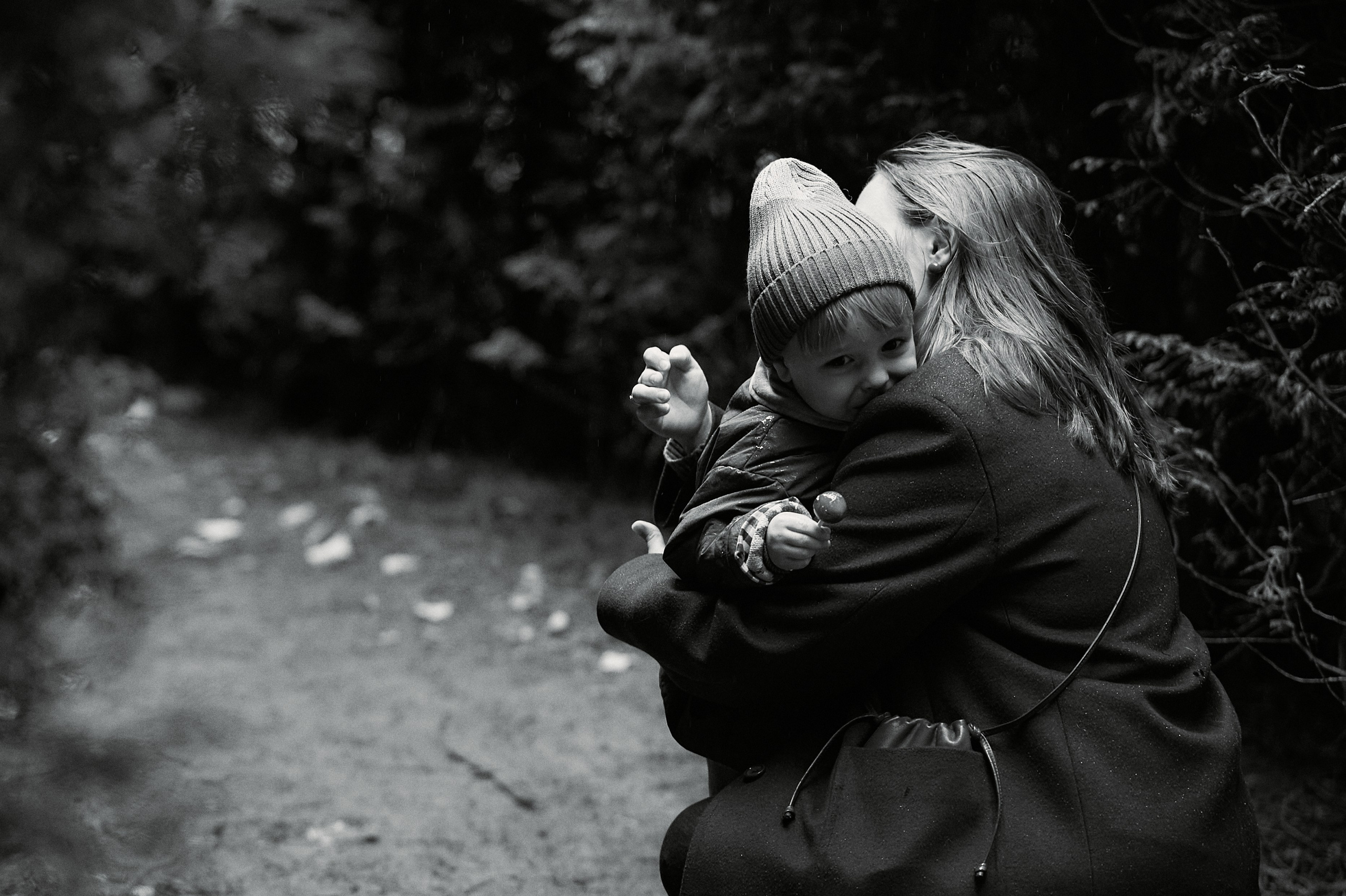Света и Илюша под дождём. Семейный и свадебный lifestyle-фотограф в Москве Мария Петрова