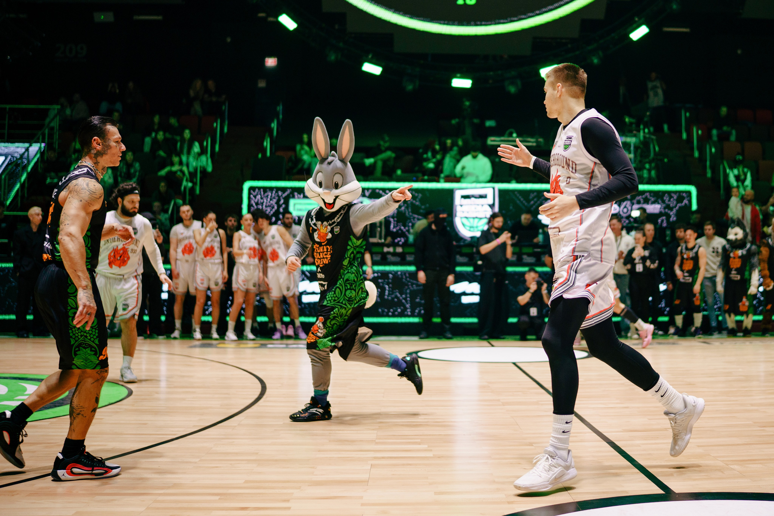 MEDIA BASKET. Репортажный фотограф в Москве Саша Дружинина