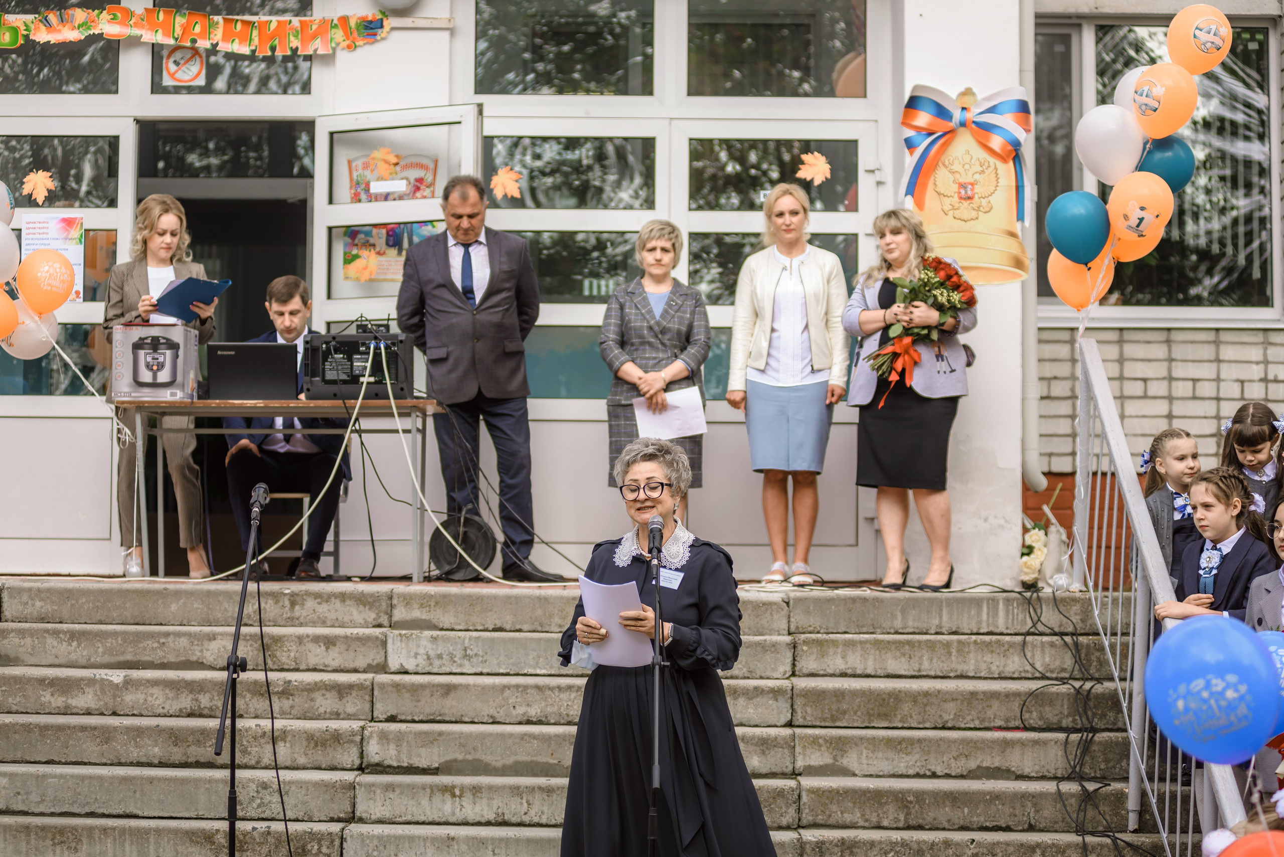 Линейка 11-е классы 2023. Фотограф Галина Лисанова, г. Брянск