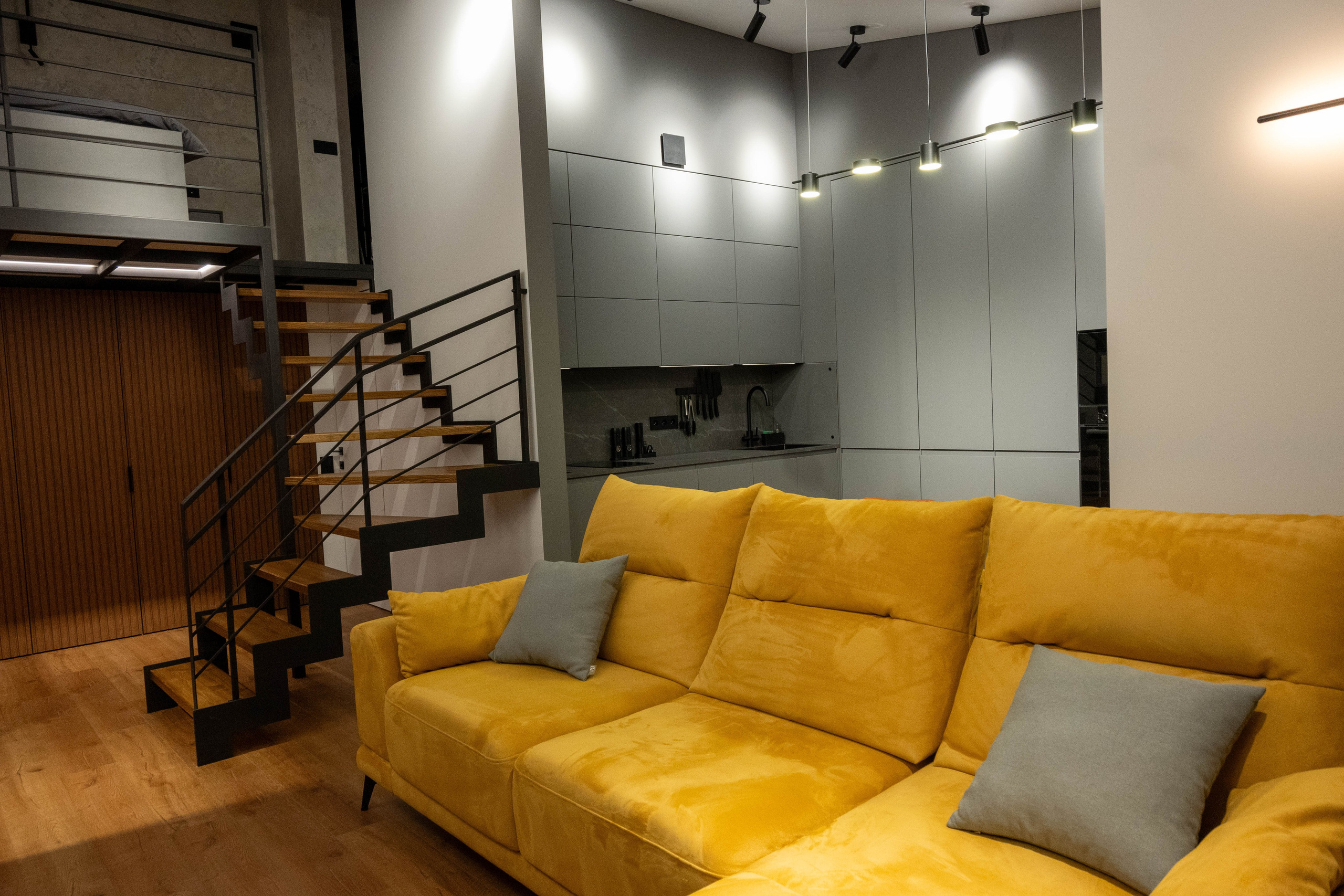 The apartment is on two levels. Fotograf Dmitrii Donets