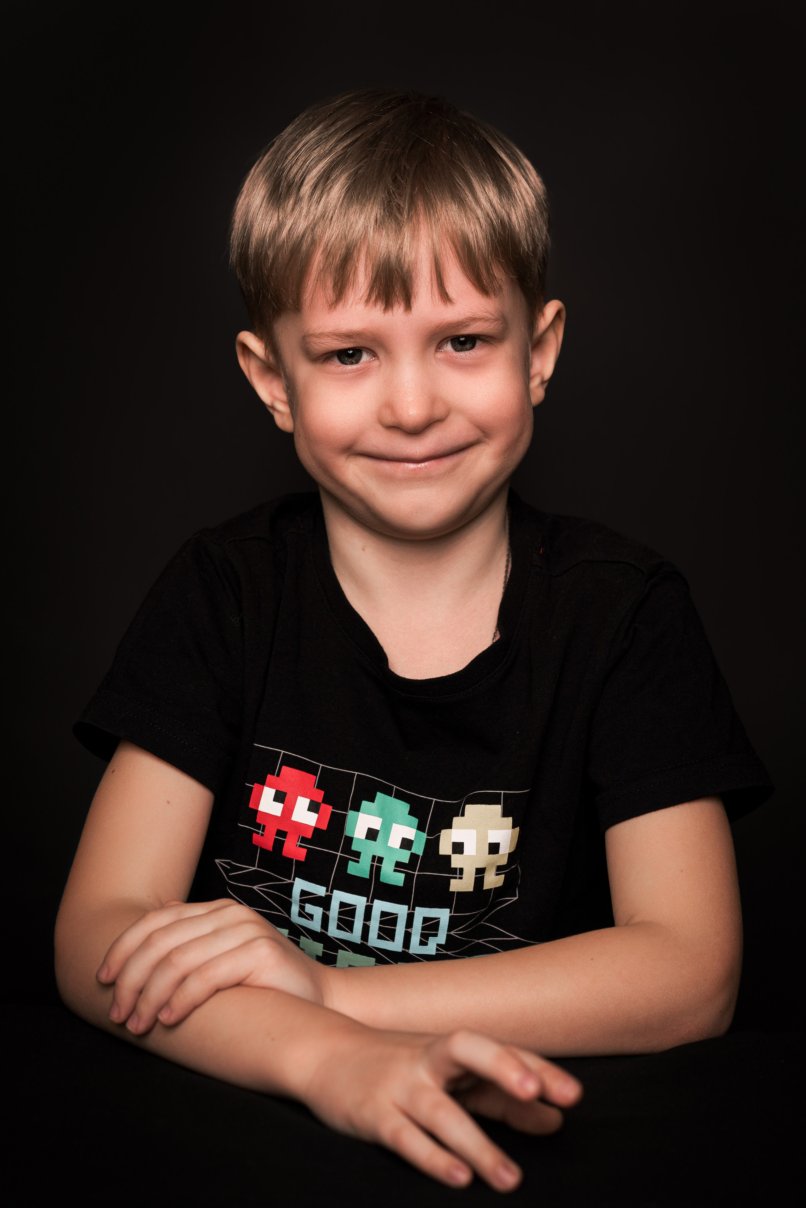 Детский сад, портреты на чёрном фоне. Фотограф Шунова Саша