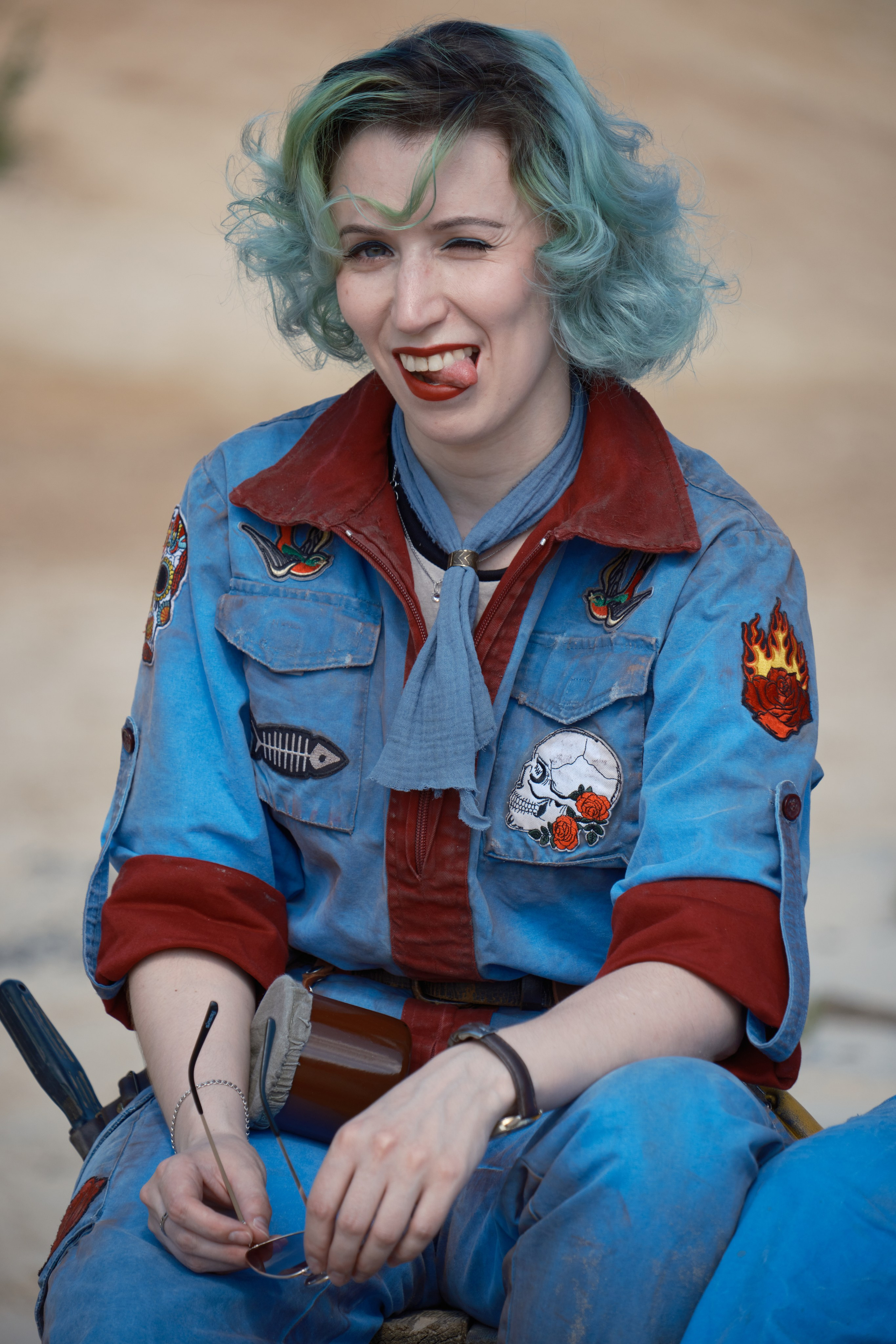 Девушка в костюме выживших из Fallout