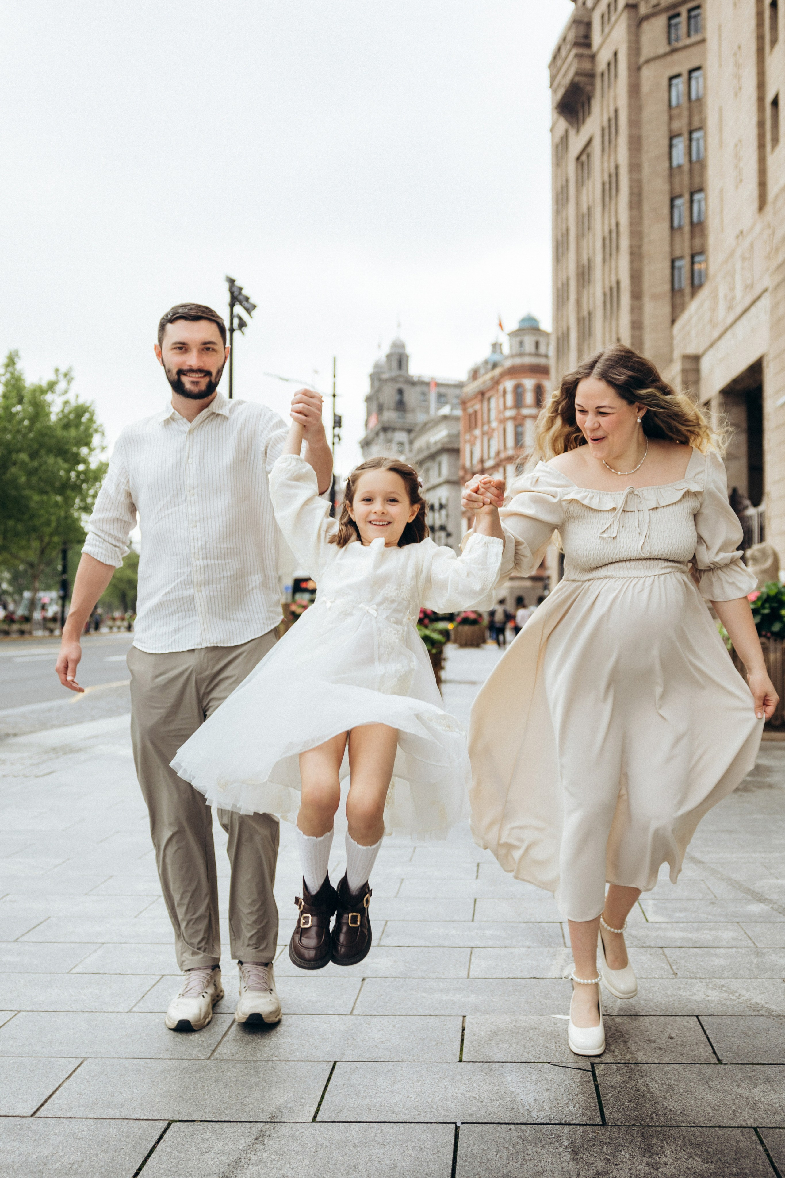 Outside. Family photographer Akulova Natalia in Shanghai, China