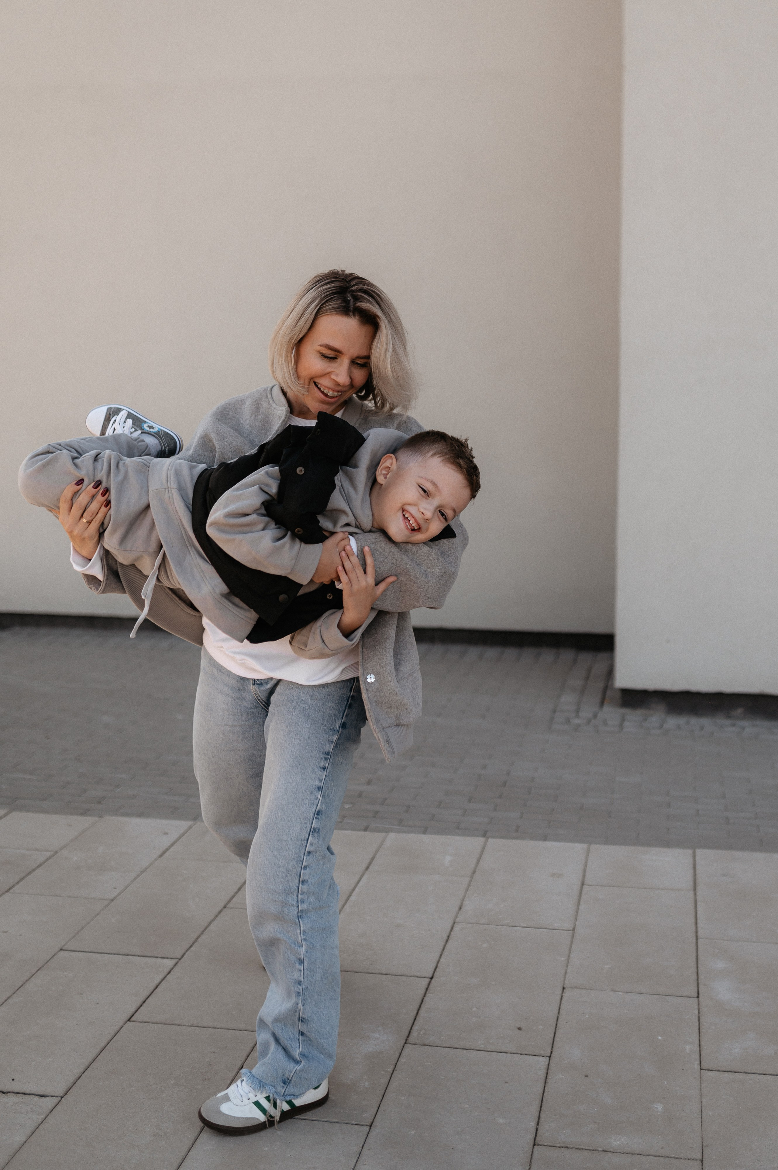 Городская прогулка мамы и сына. Главная