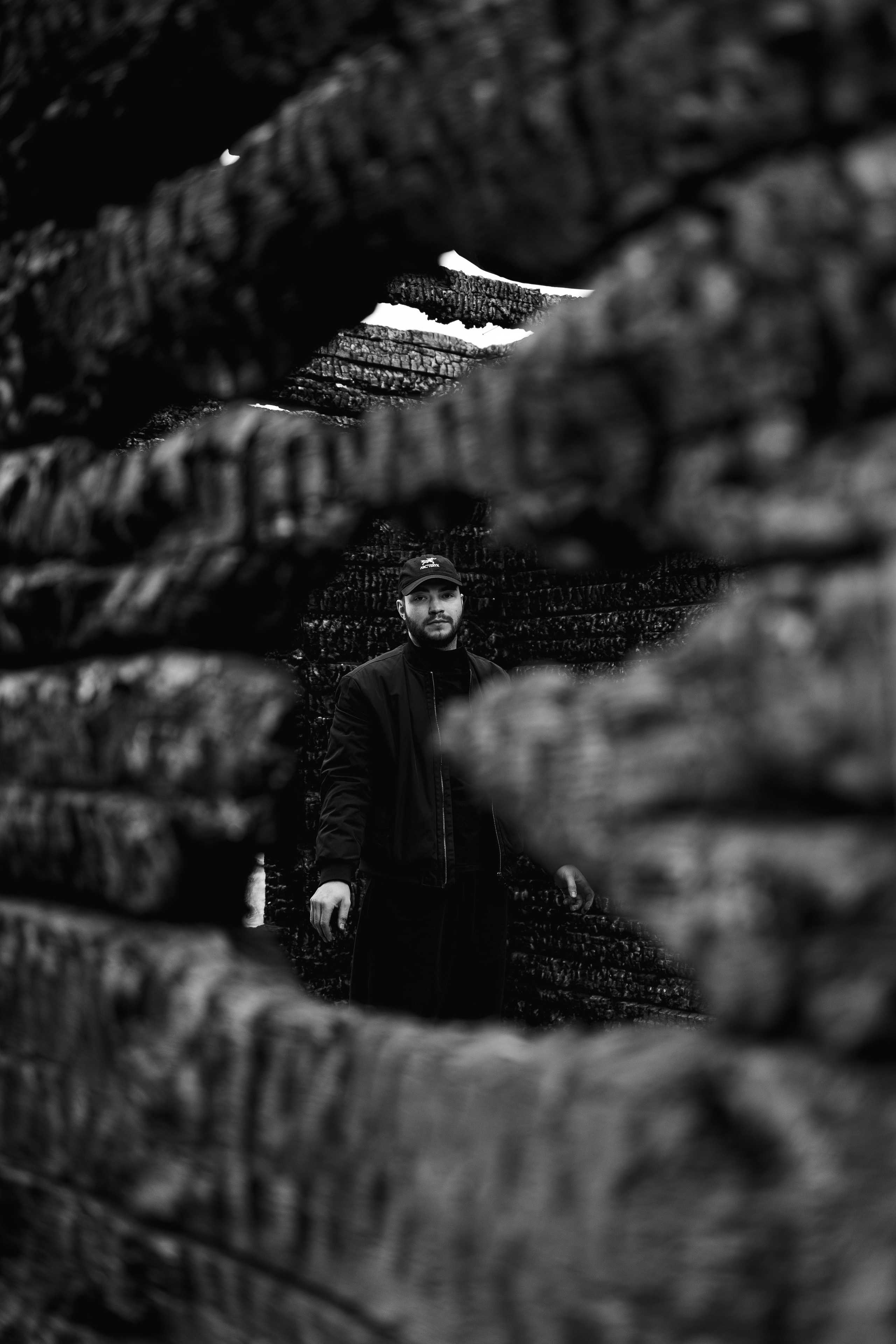 Илья за 1 час до сноса дома, который сгорел у нас в 2023. Семейный фотограф Надежда Каримова | Иркутск Байкал Аршан