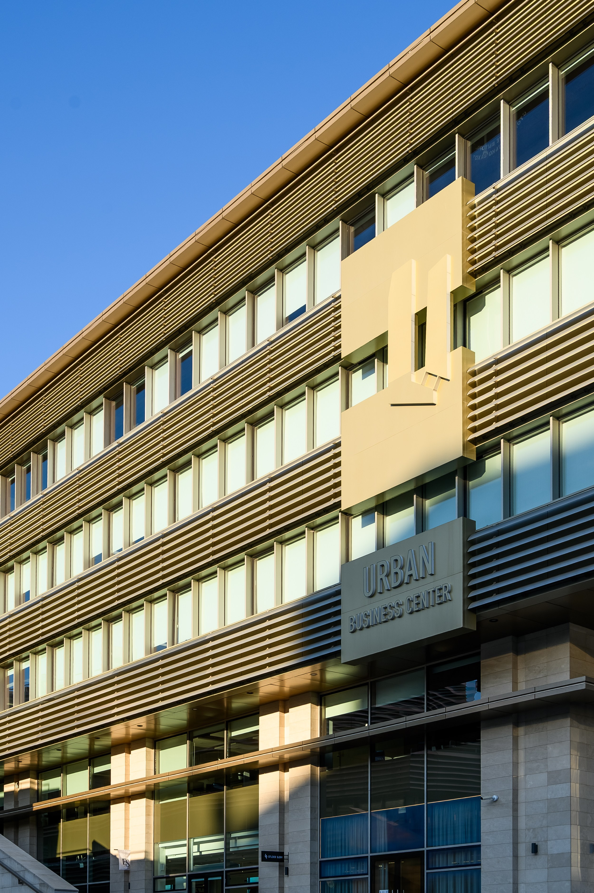 Современное офисное здание URBAN в Казани, архитектура с элементами стекла и металла, фотограф Алексей Клейменов