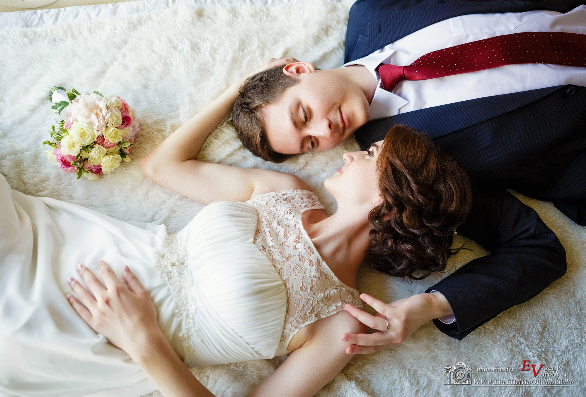 Свадебная фотосессия в Красноярске лучший фотограф свадьба Красноярск невеста свадебное платье жених визажист причёска макияж идея места образ пример красивая фото позы для свадебной фотосессии фотография декор агентство организация цены описание услуги ведущий тамада заказать забронировать стилист 