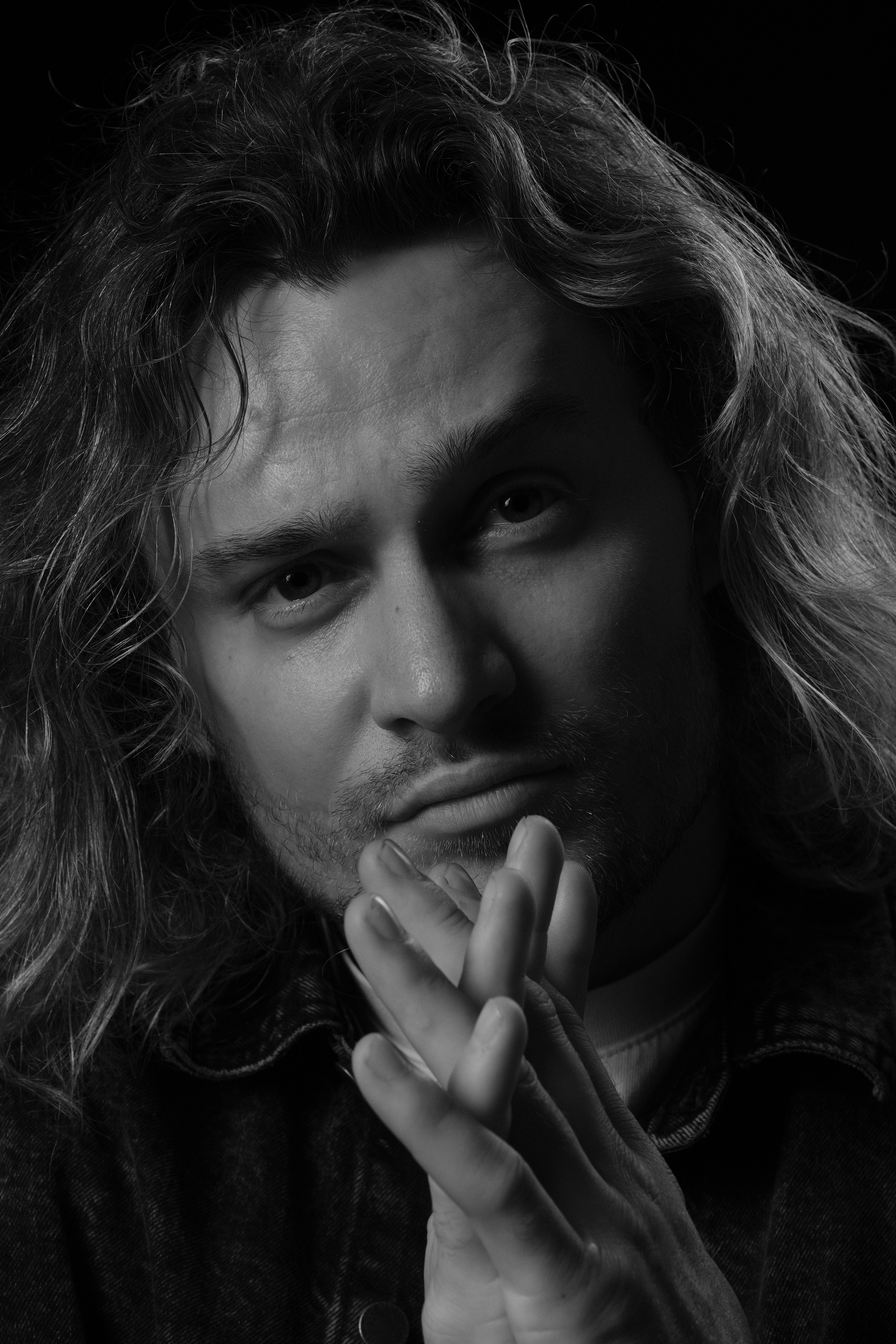 Мужской студийный портрет. Портретный фотограф в Москве Александр Денисов