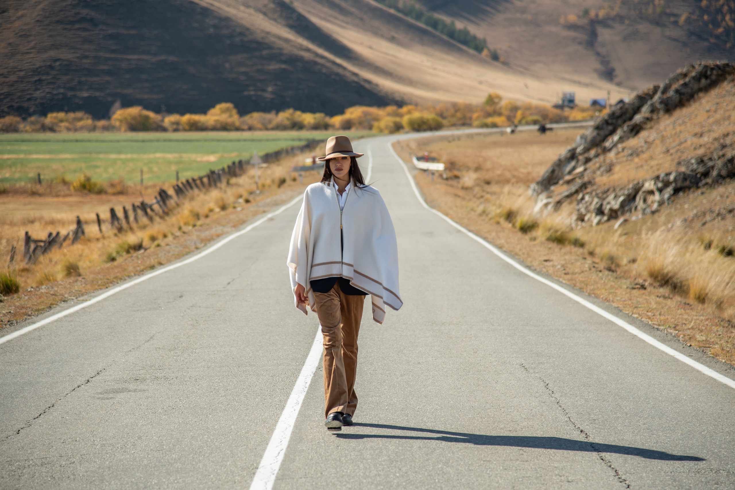 Съёмка одежды на Ольхоне. Занимаюсь профессиональной фотографией и живу рядом с Байкалом. Работаю в разных жанрах