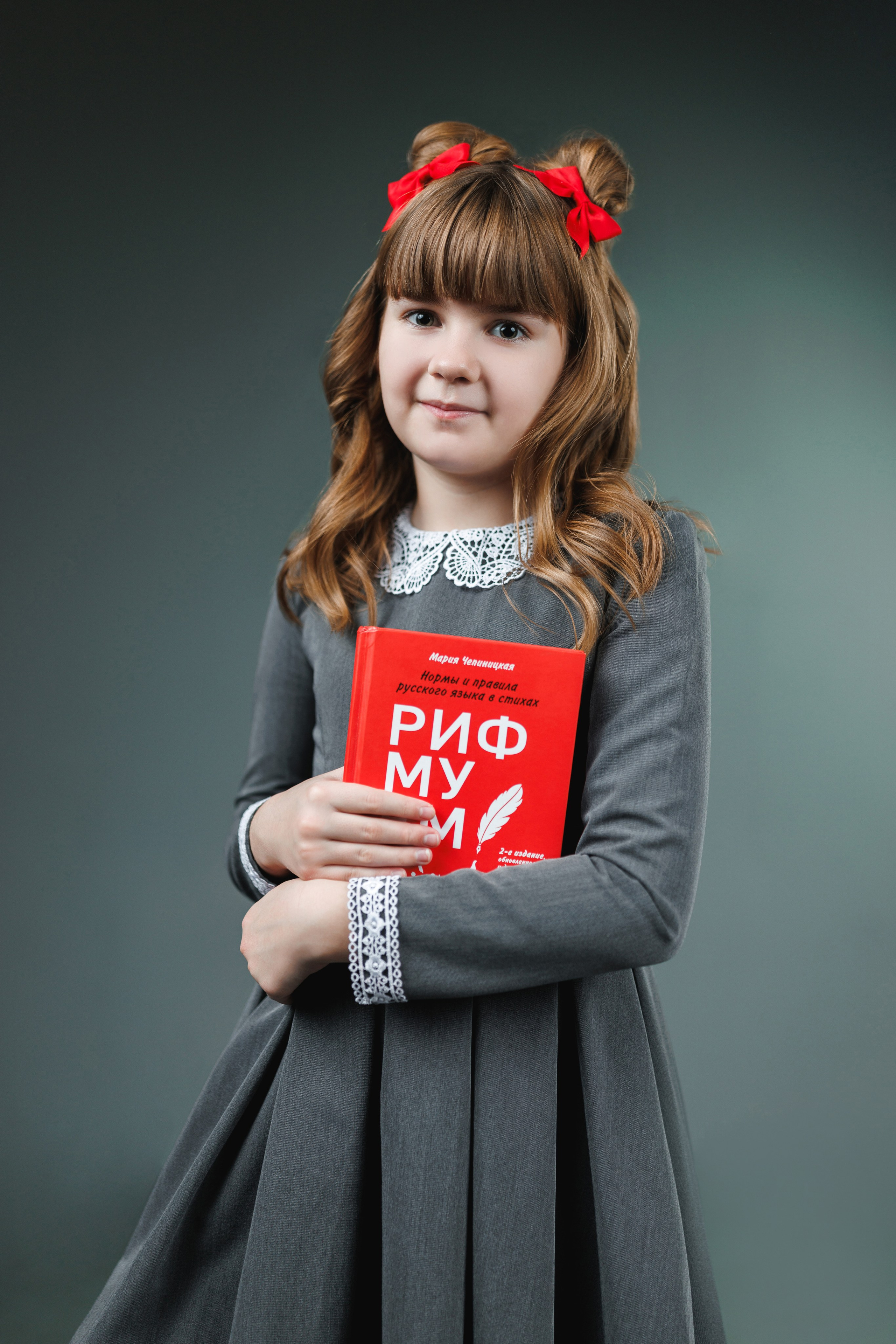 Портрет в серой фотозоне. Правильный Выпускной Альбом