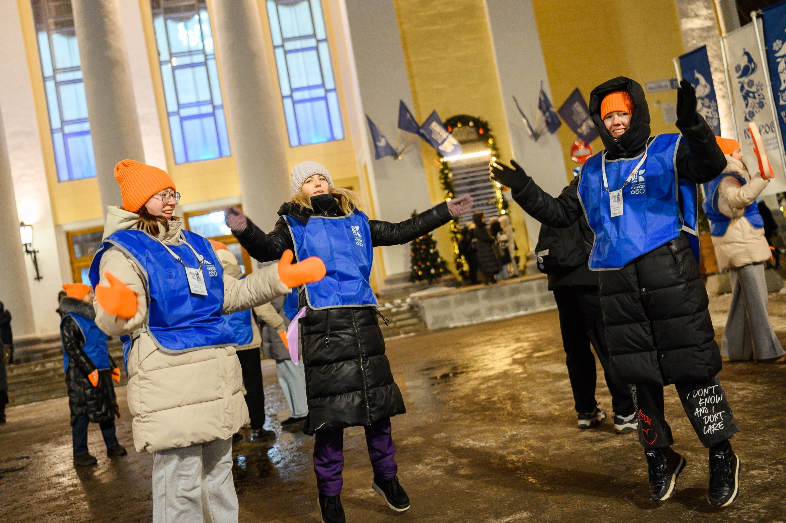 Новогодние волонтеры | Открытие Новогодней столицы Кирова 2025. Репортажный фотограф в Кирове Александр Лутошкин