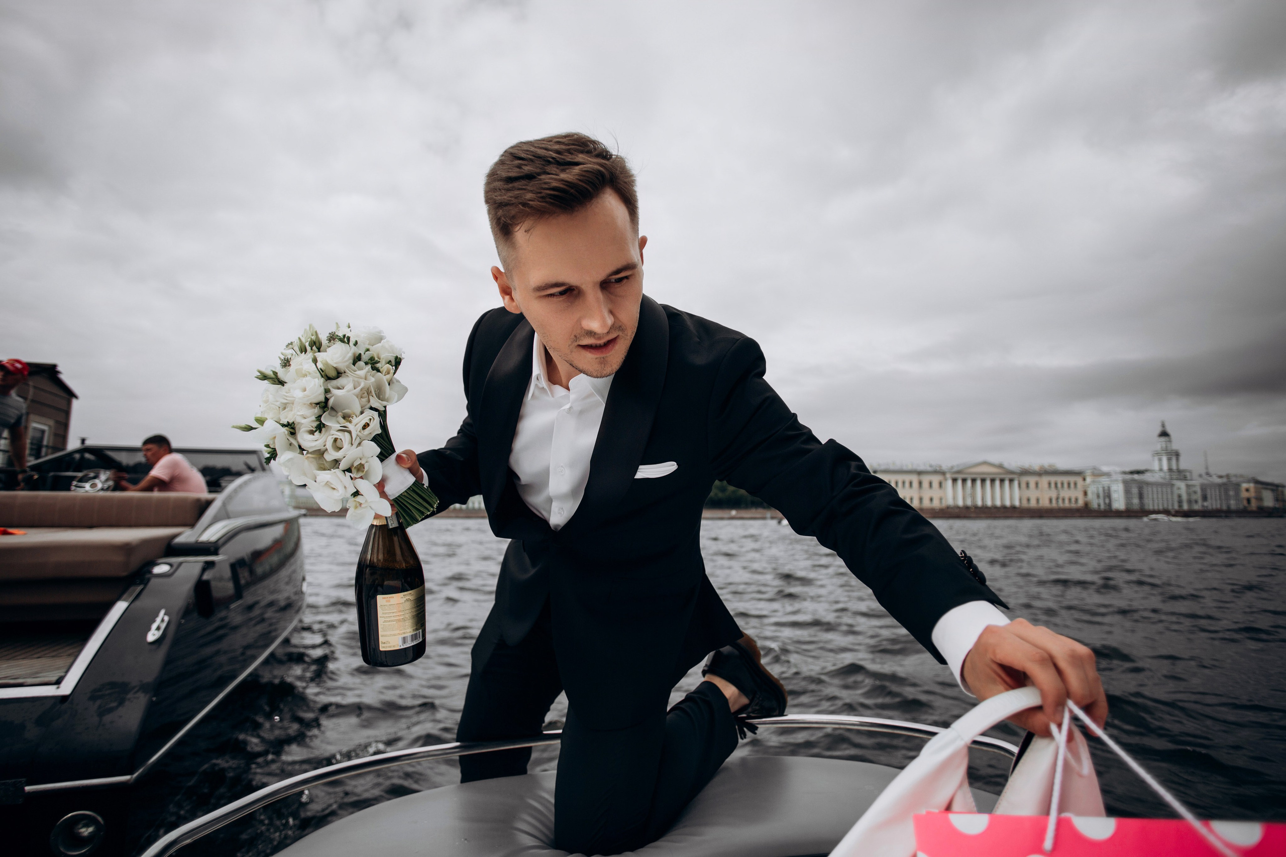 Свадьба на катере. Свадебный фотограф в Санкт-Петербурге Вика Стукачева