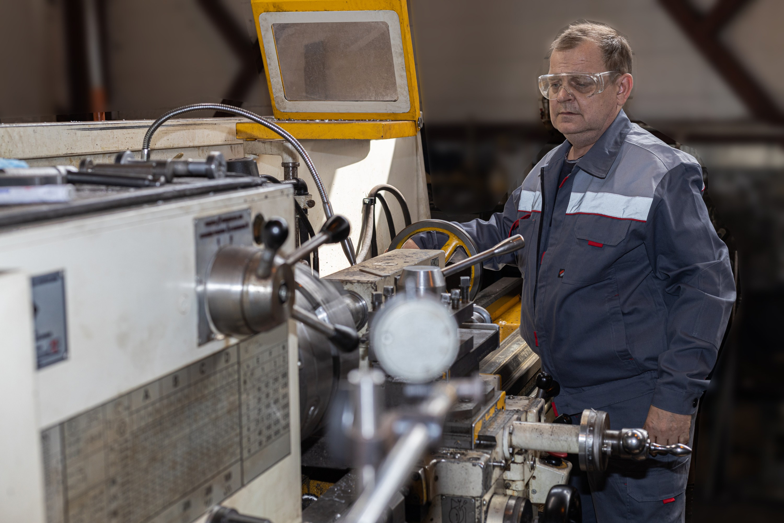 "Промышленная фотосъёмка производственного процесса: сварка, сборка, упаковка."