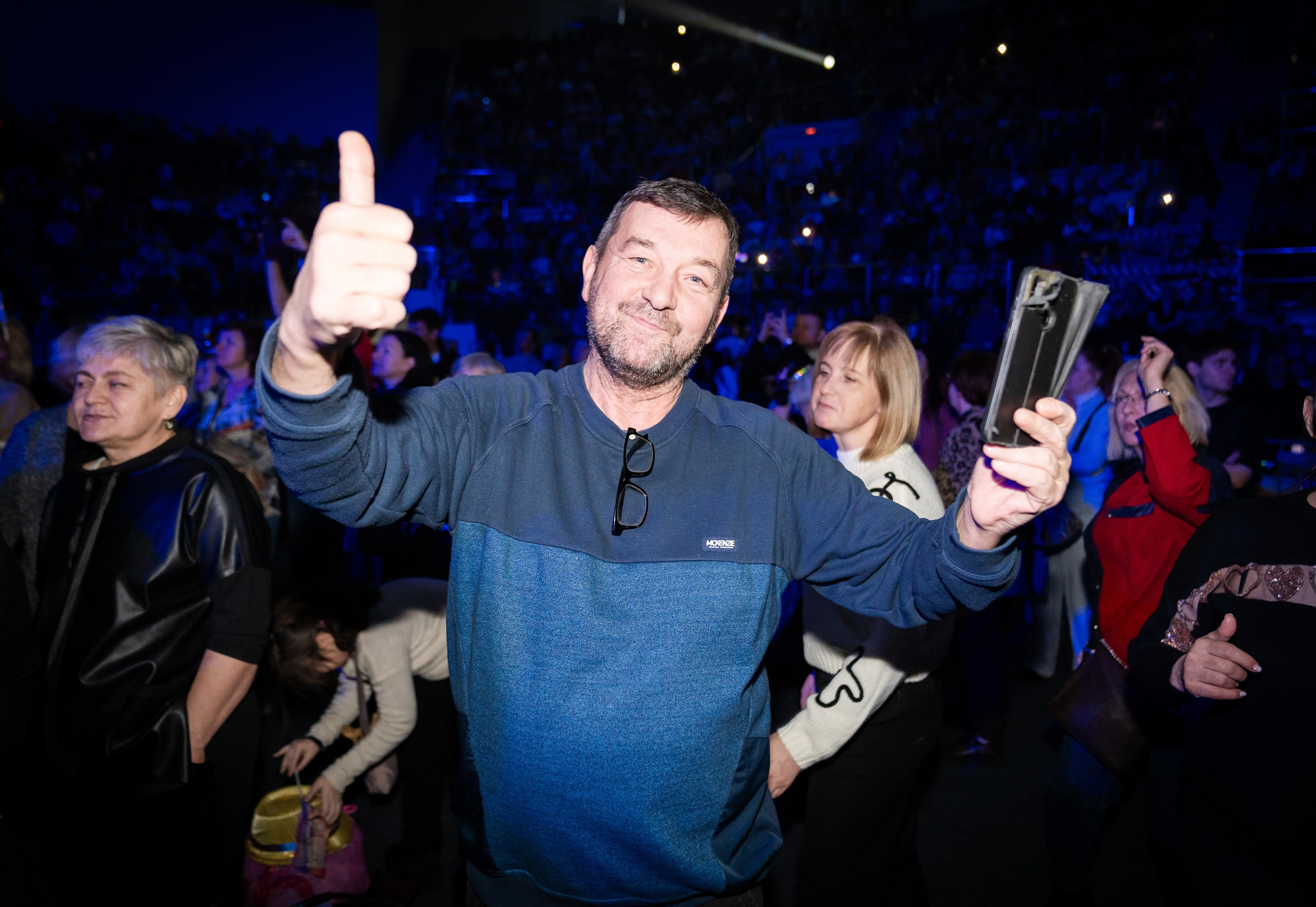 Мужчина показывает большой палец вверх на концерте Светланы Разиной. Корпоративный праздник Ленремонт в КСК Арена. Фото Евгения Мальцева.