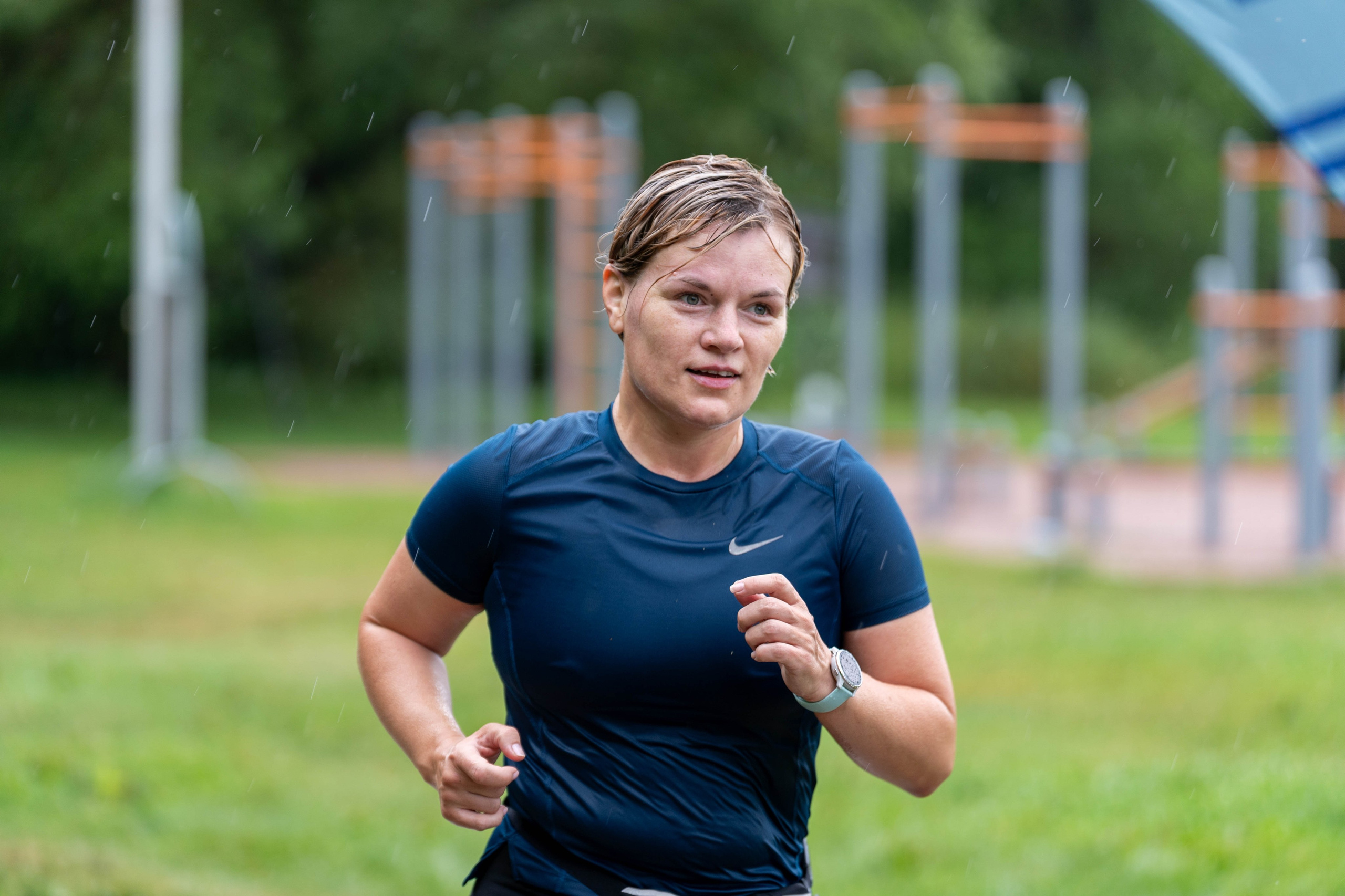 Женщина бежит «5 вёрст» на Елагином острове, спортивный фотограф Санкт-Петербург