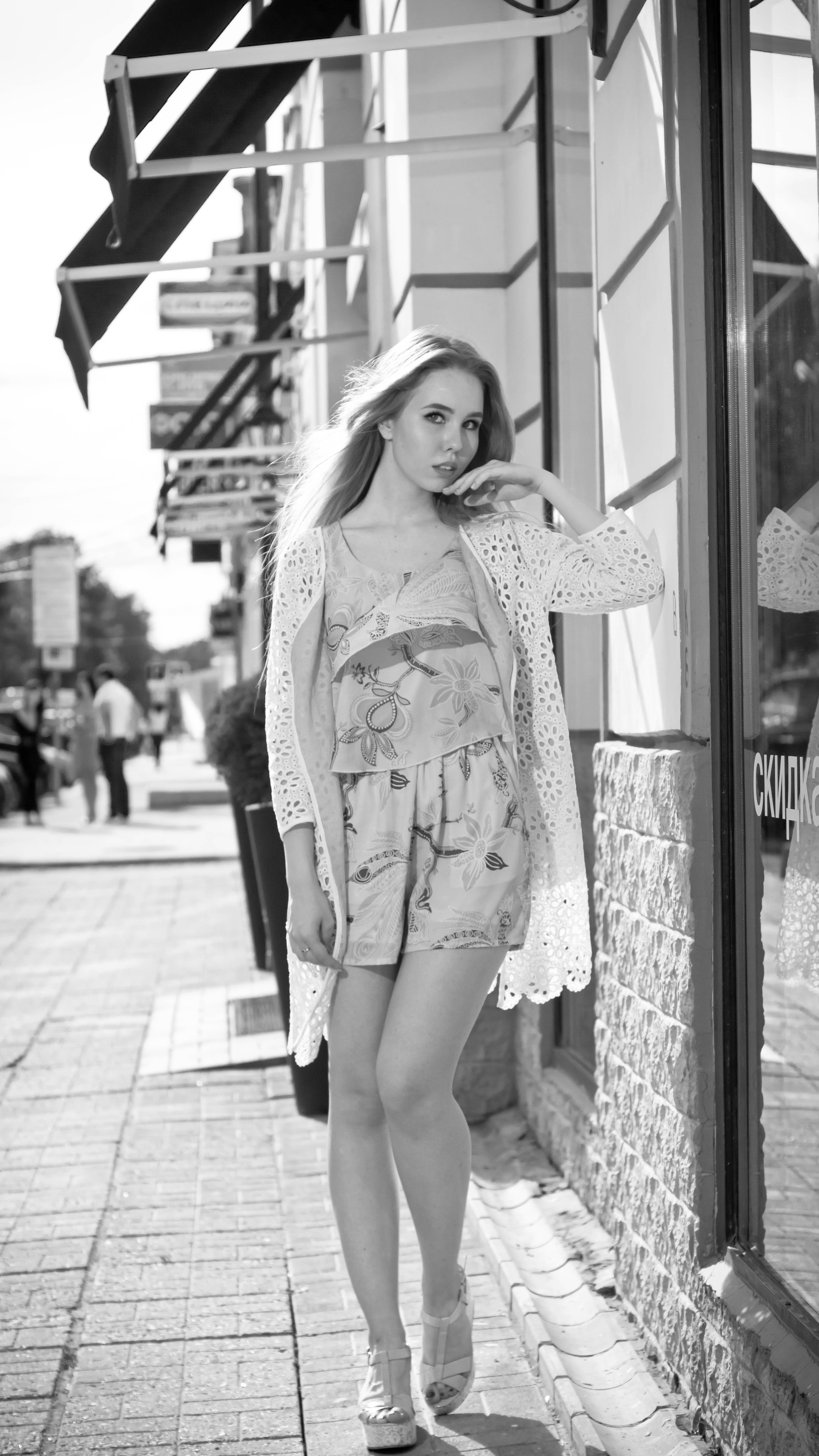 Девушка черно-белая фотография