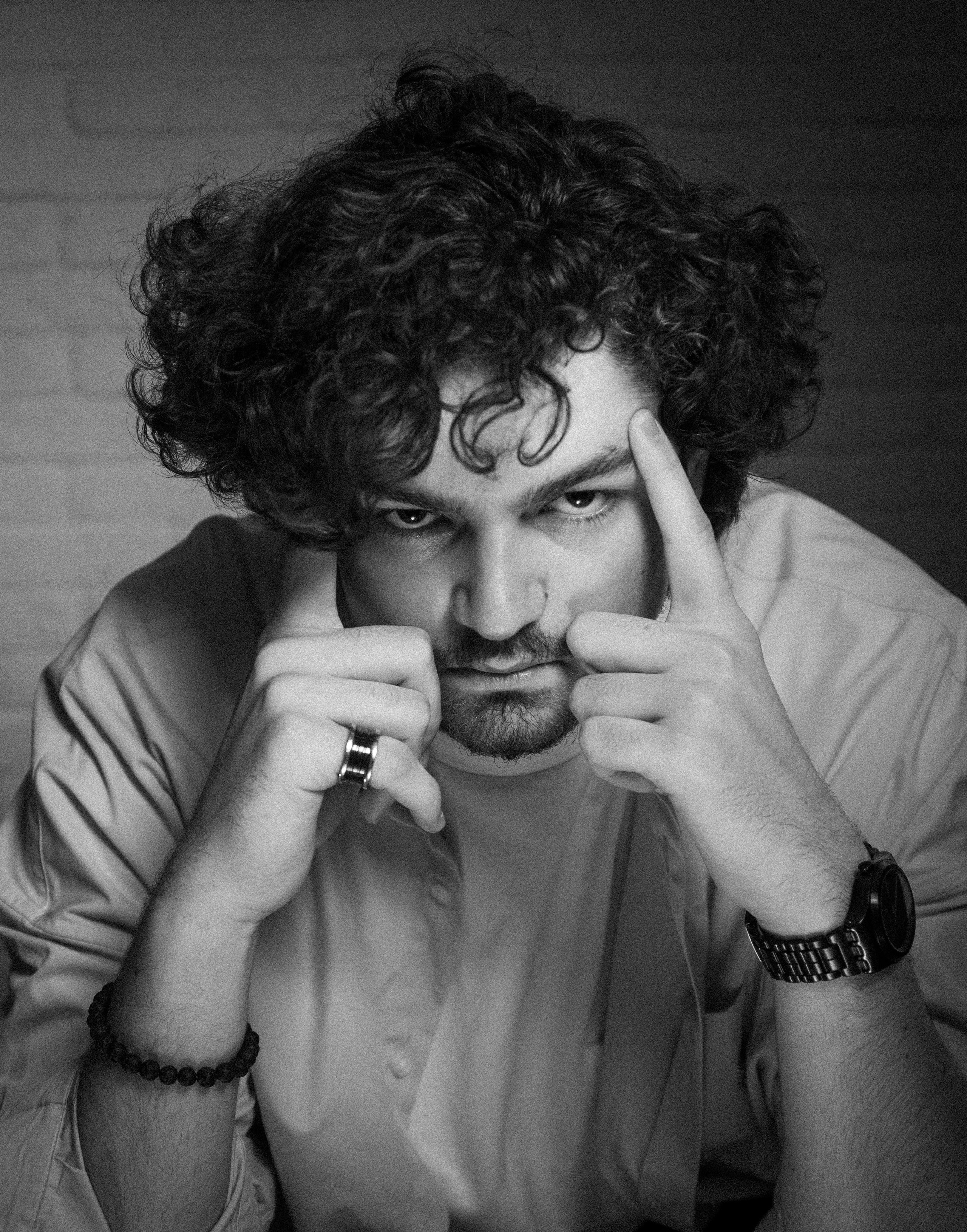 Портрет парня в студии, мужской портрет