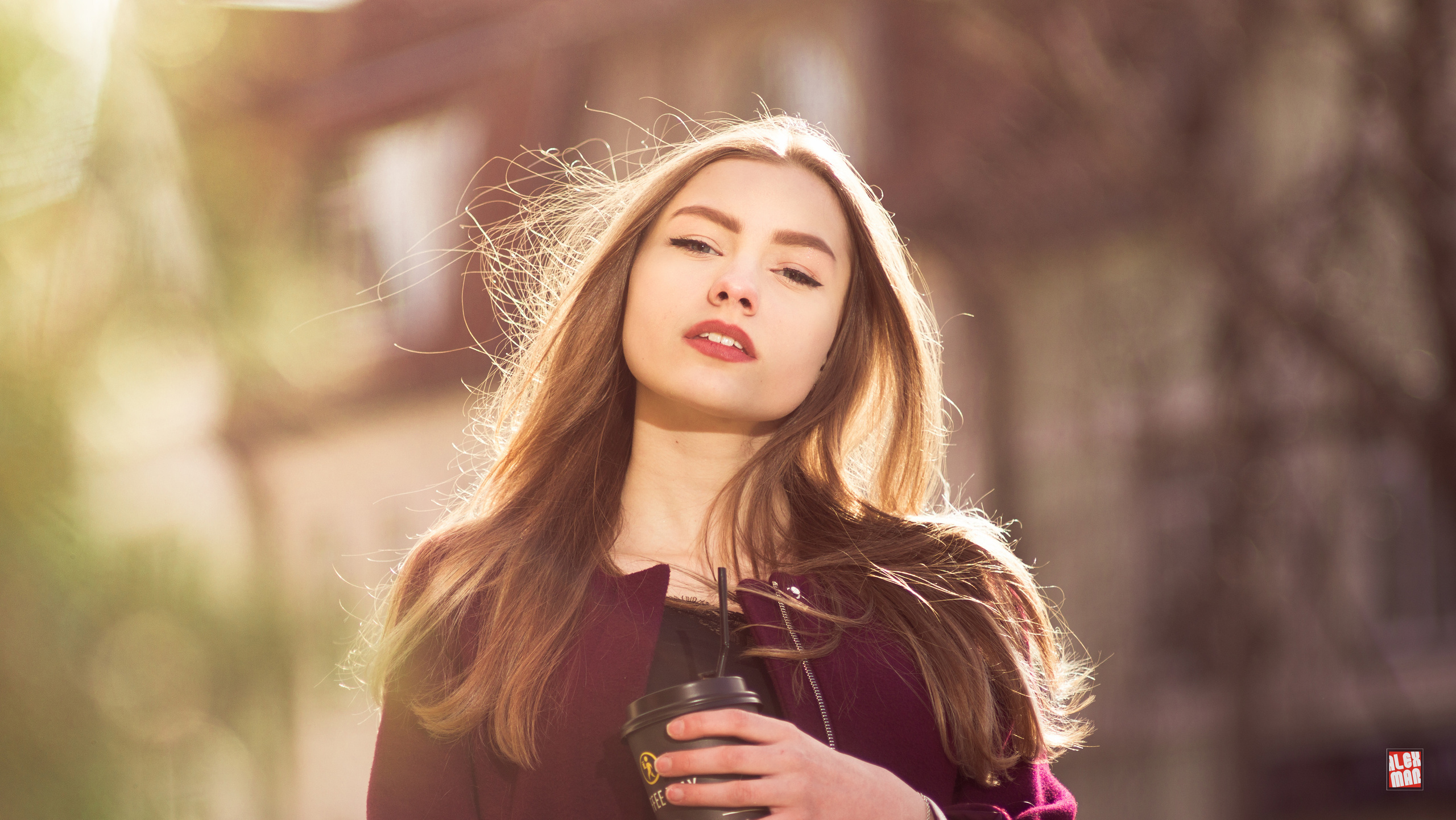 Девушка с кофе